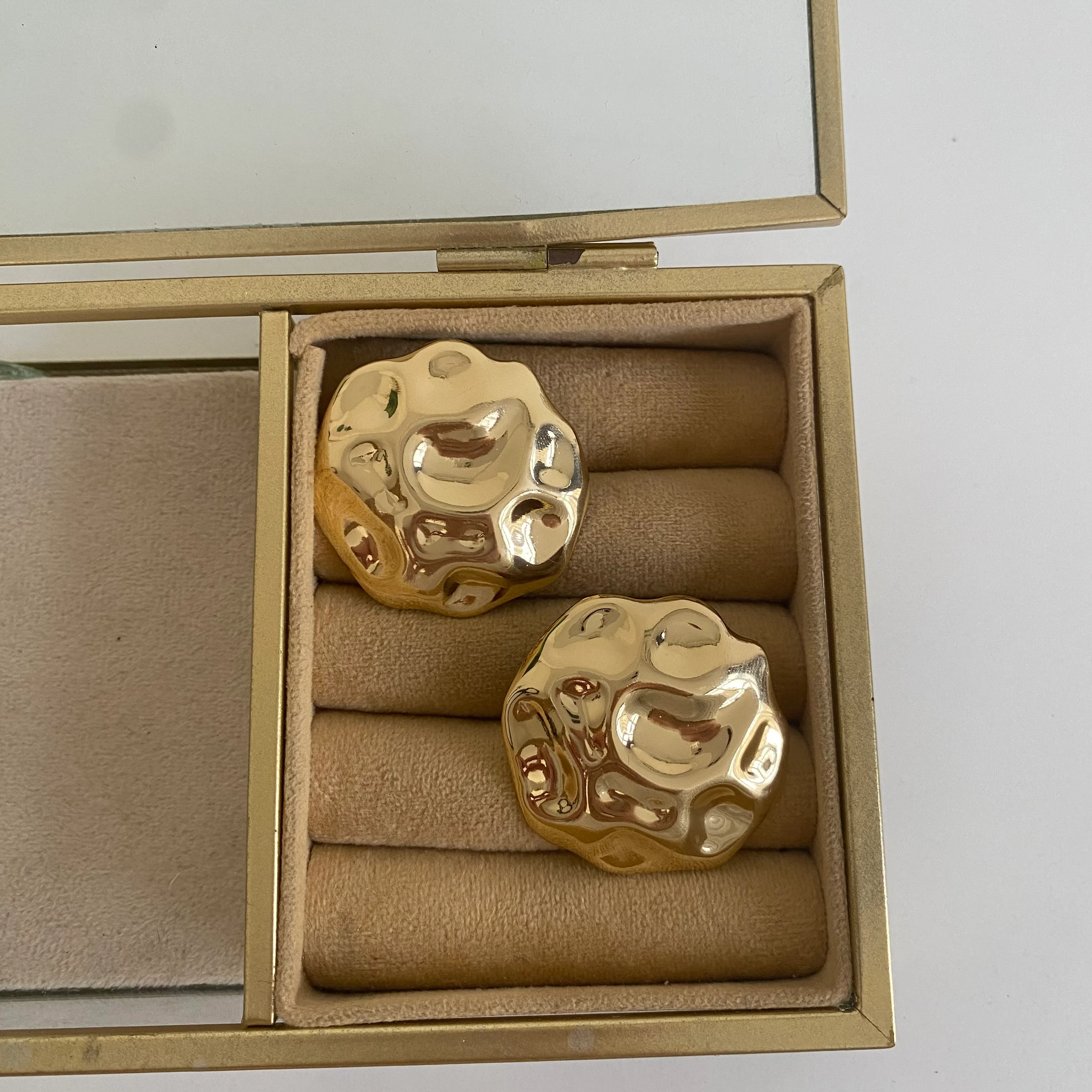 Gold Plaka Dövme Desenli Yuvarlak Küpe