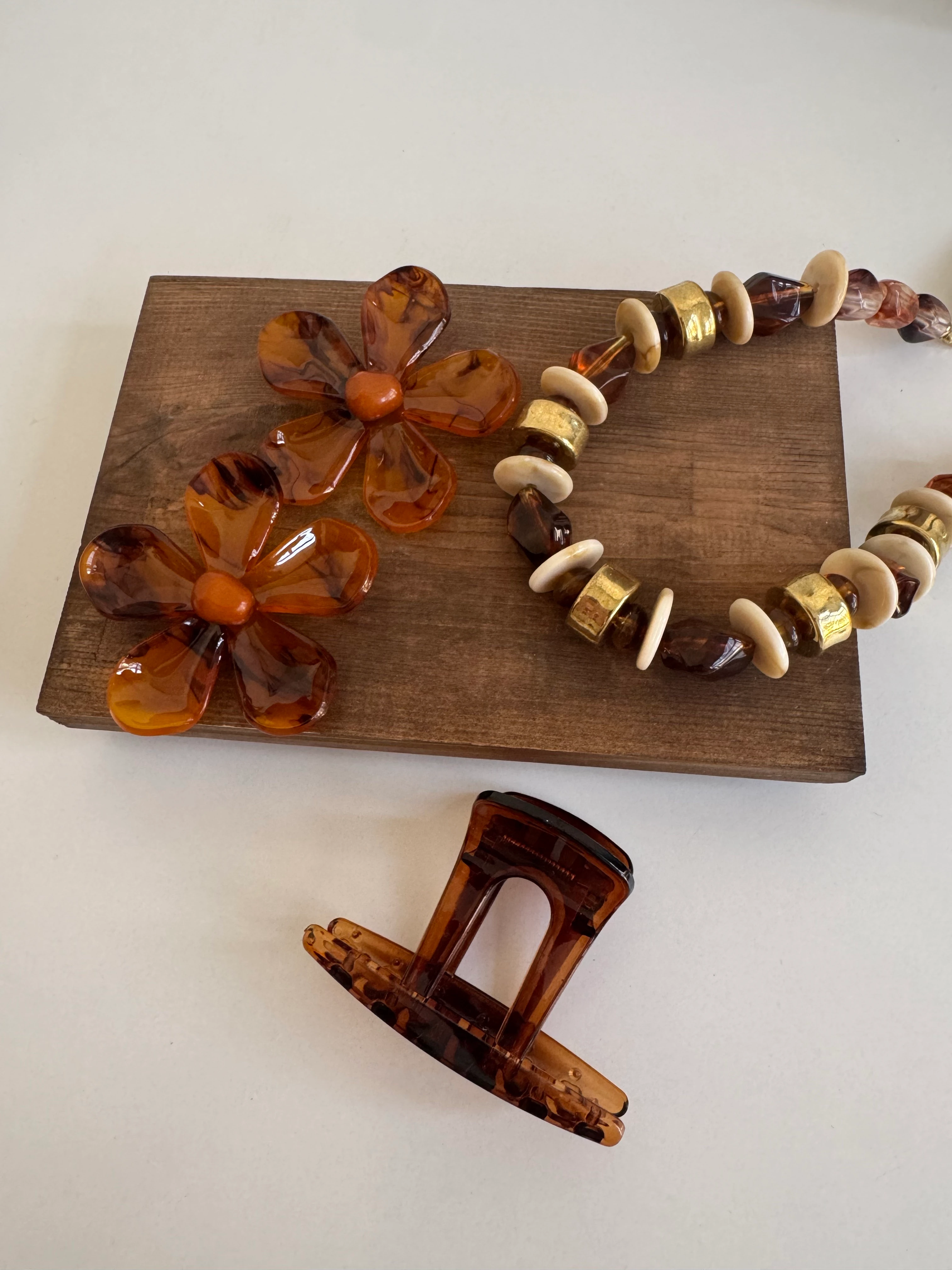 Karamel Renk Akrilik Çiçek Küpe