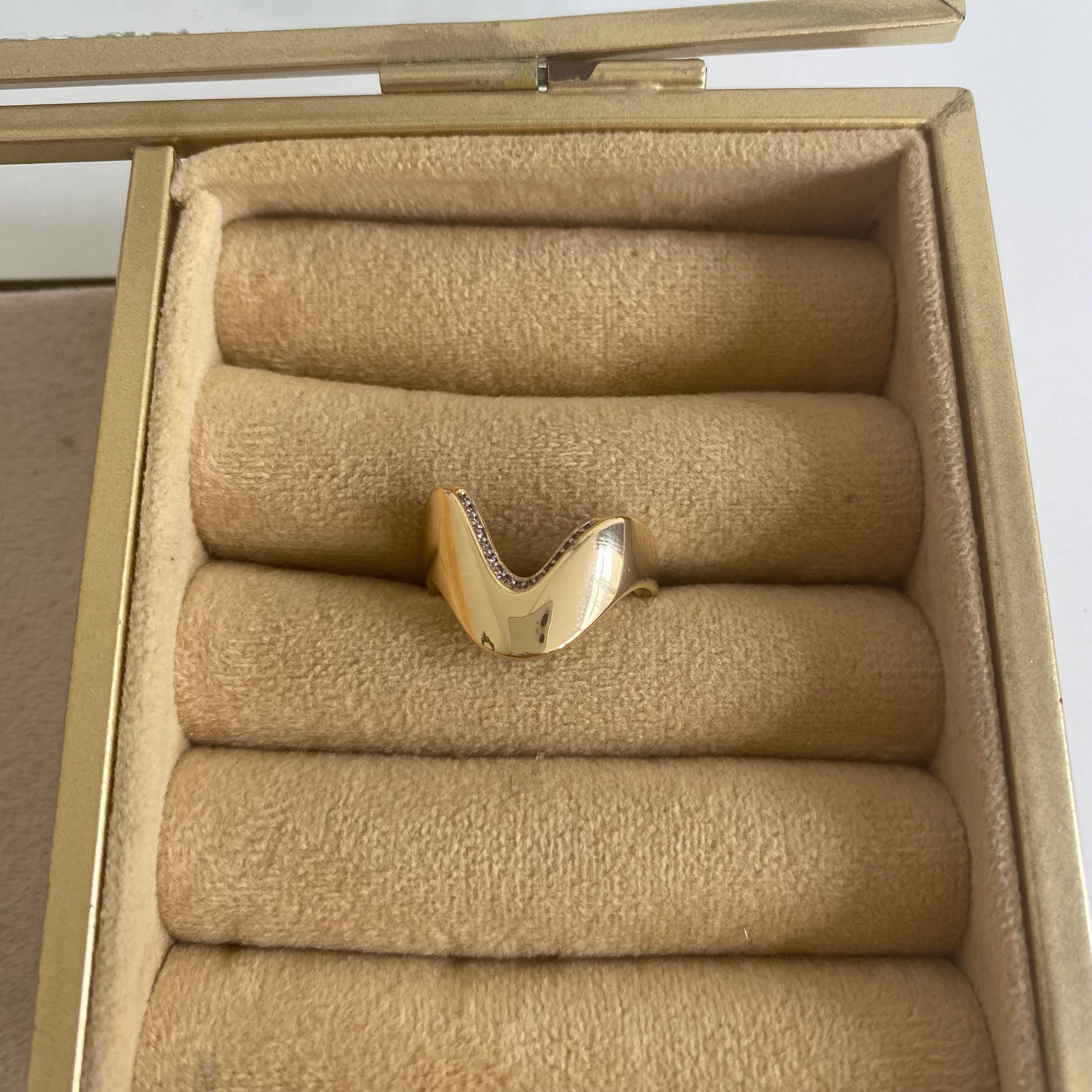 Dalga Formlu Gold Taşlı 14K Yüzük