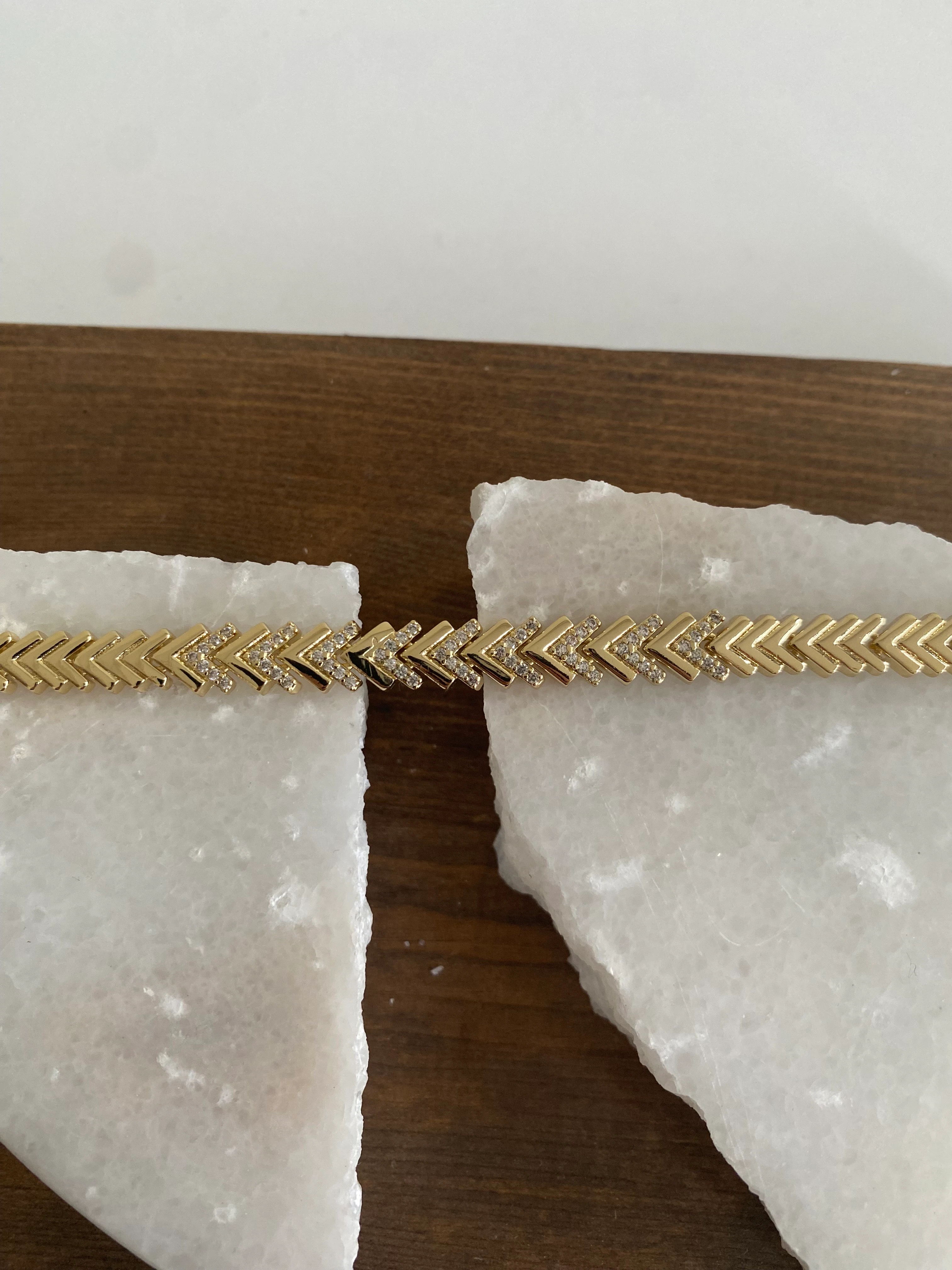 Xuping Gold Taşlı V Bileklik