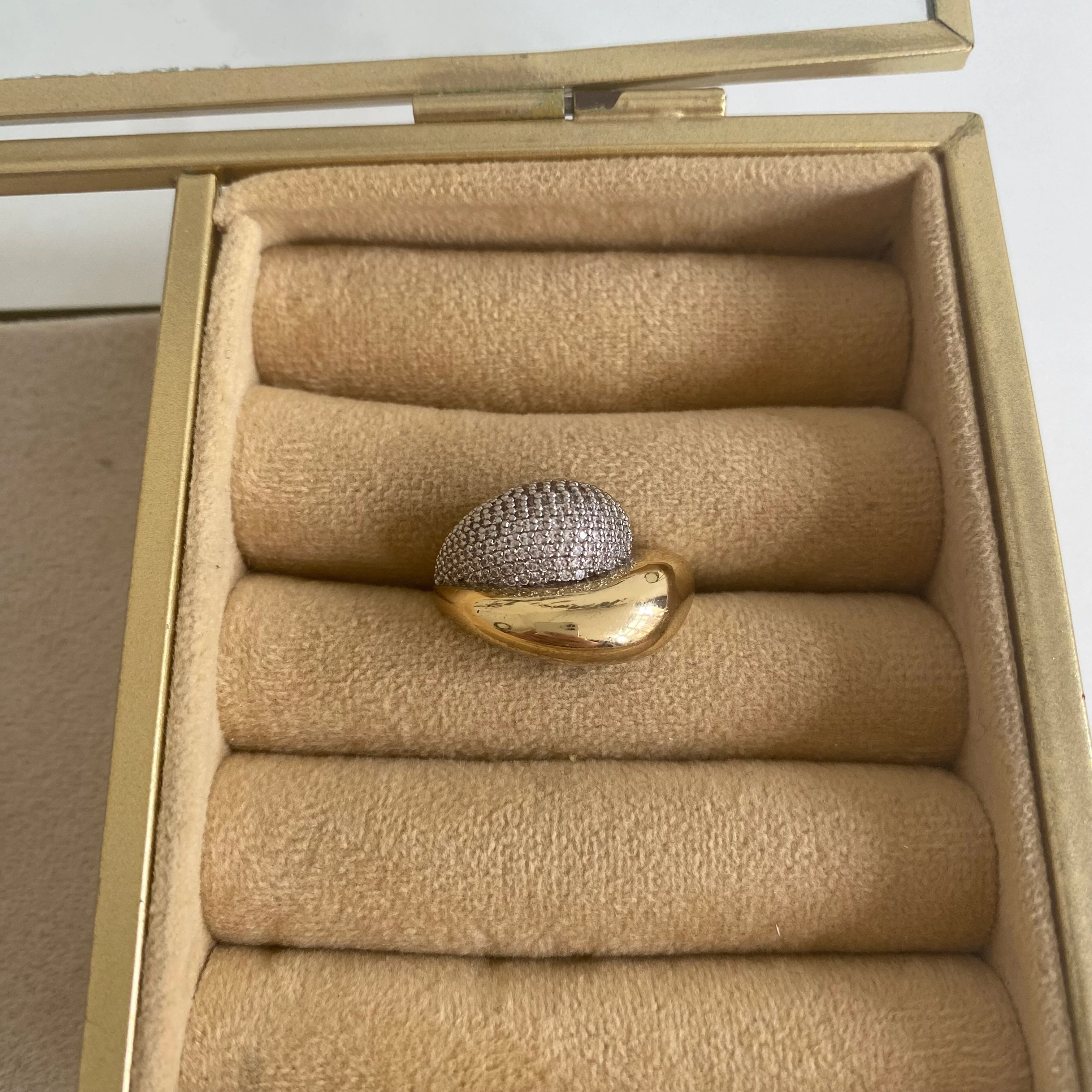 Damla Formlu Parlak Taşlı Gold Yüzük