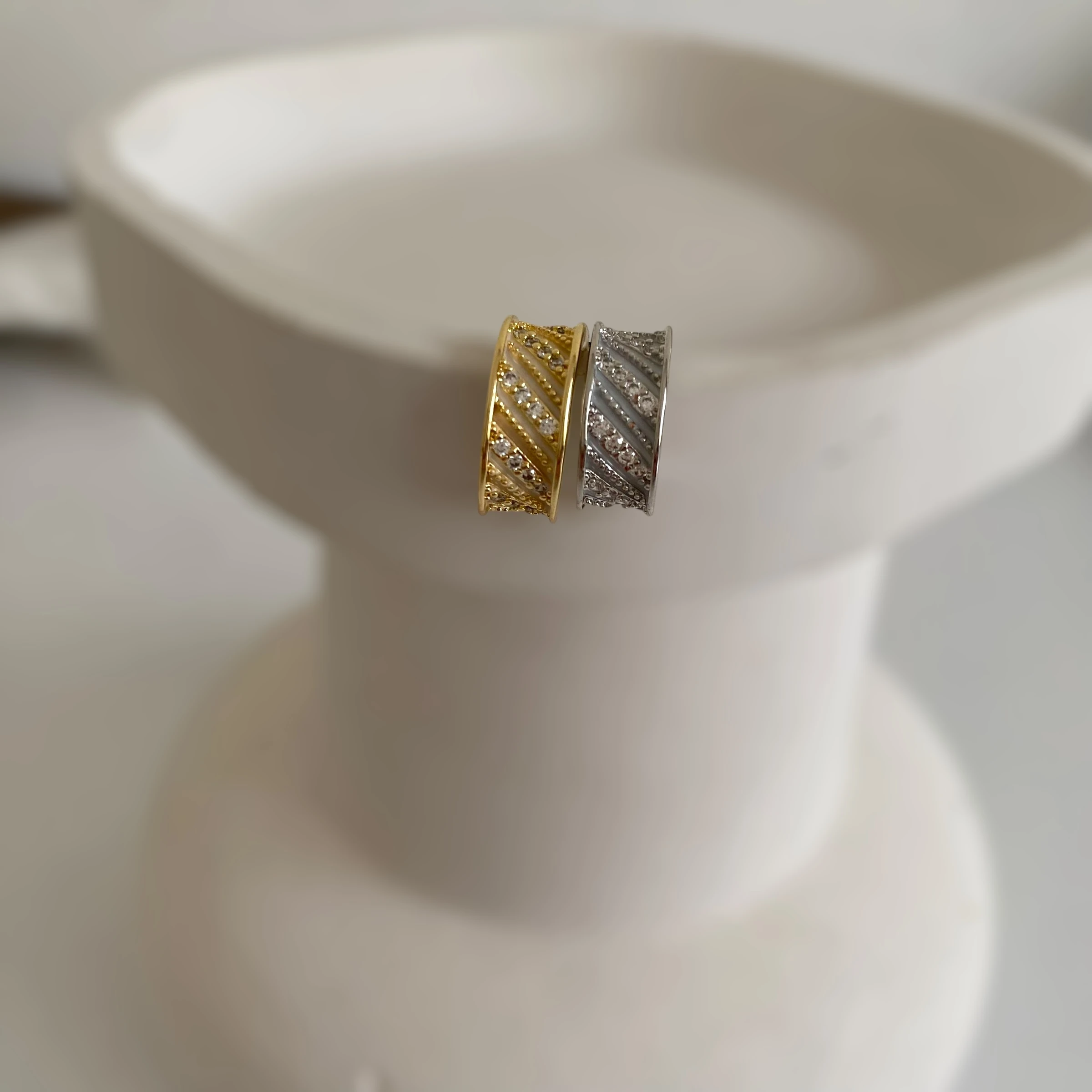 14k Desenli Zirkon Taşlı Kıkırdak Küpe