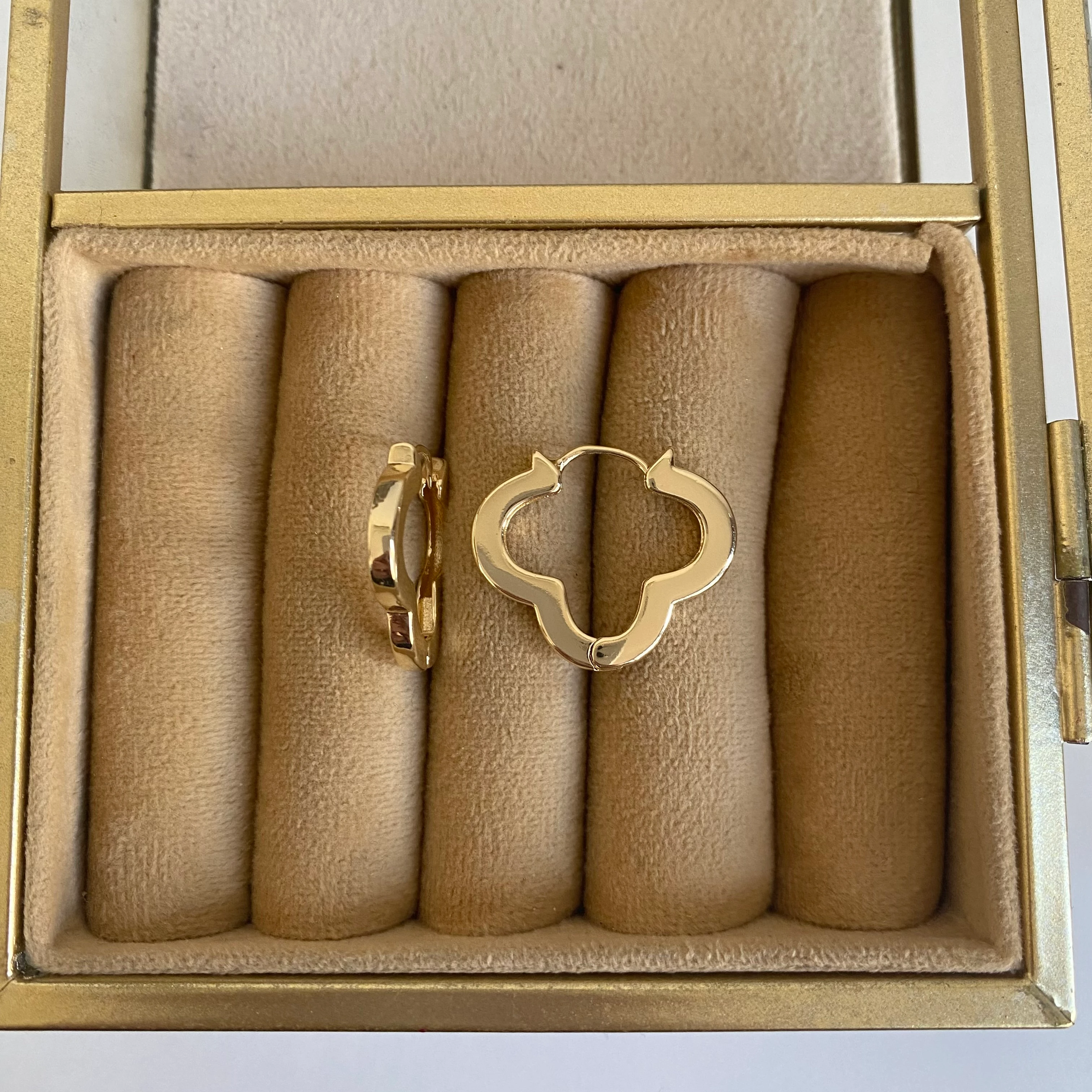 Gold Plaka Yonca Halka Küpe