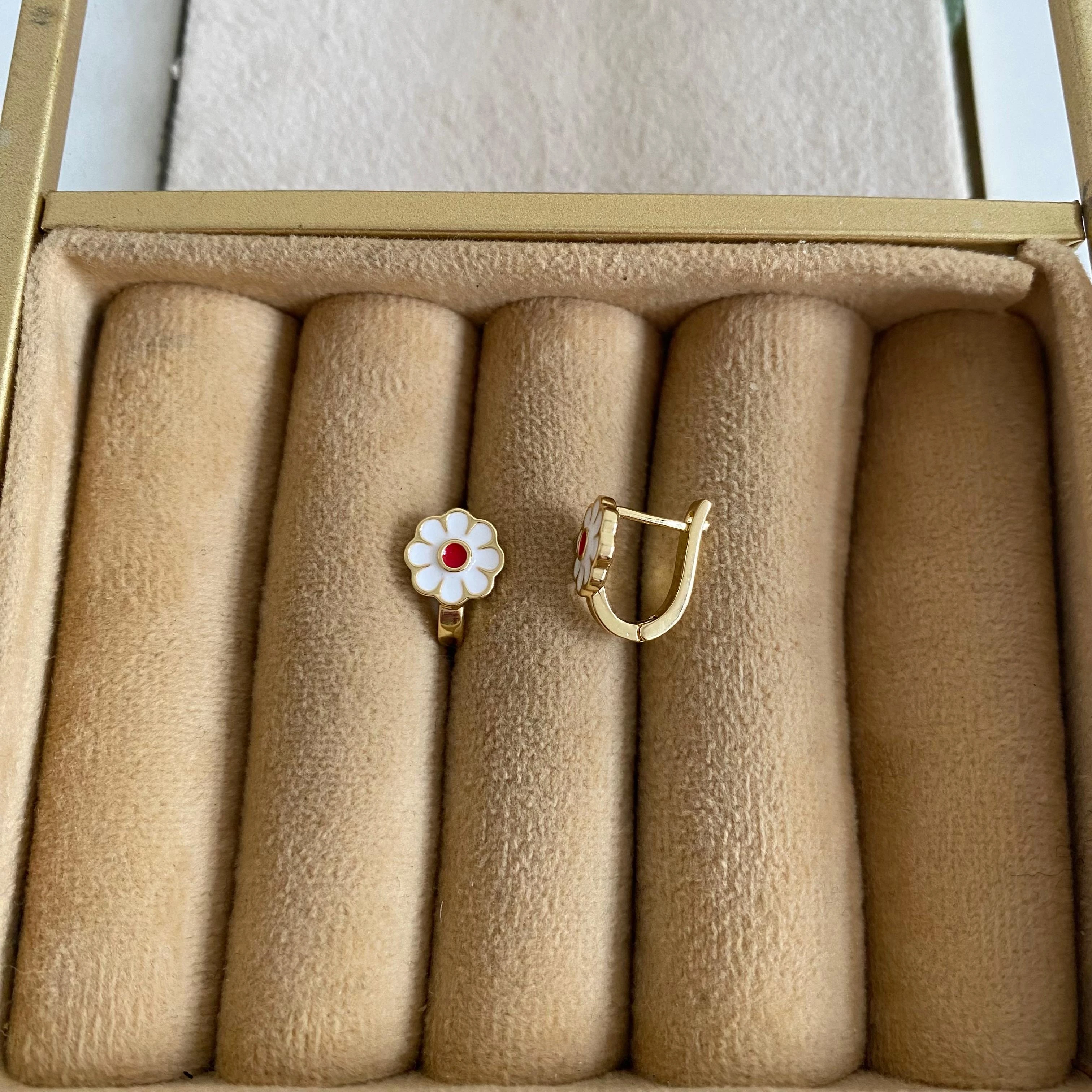 Beyaz Mineli Papatya Çocuk Küpesi