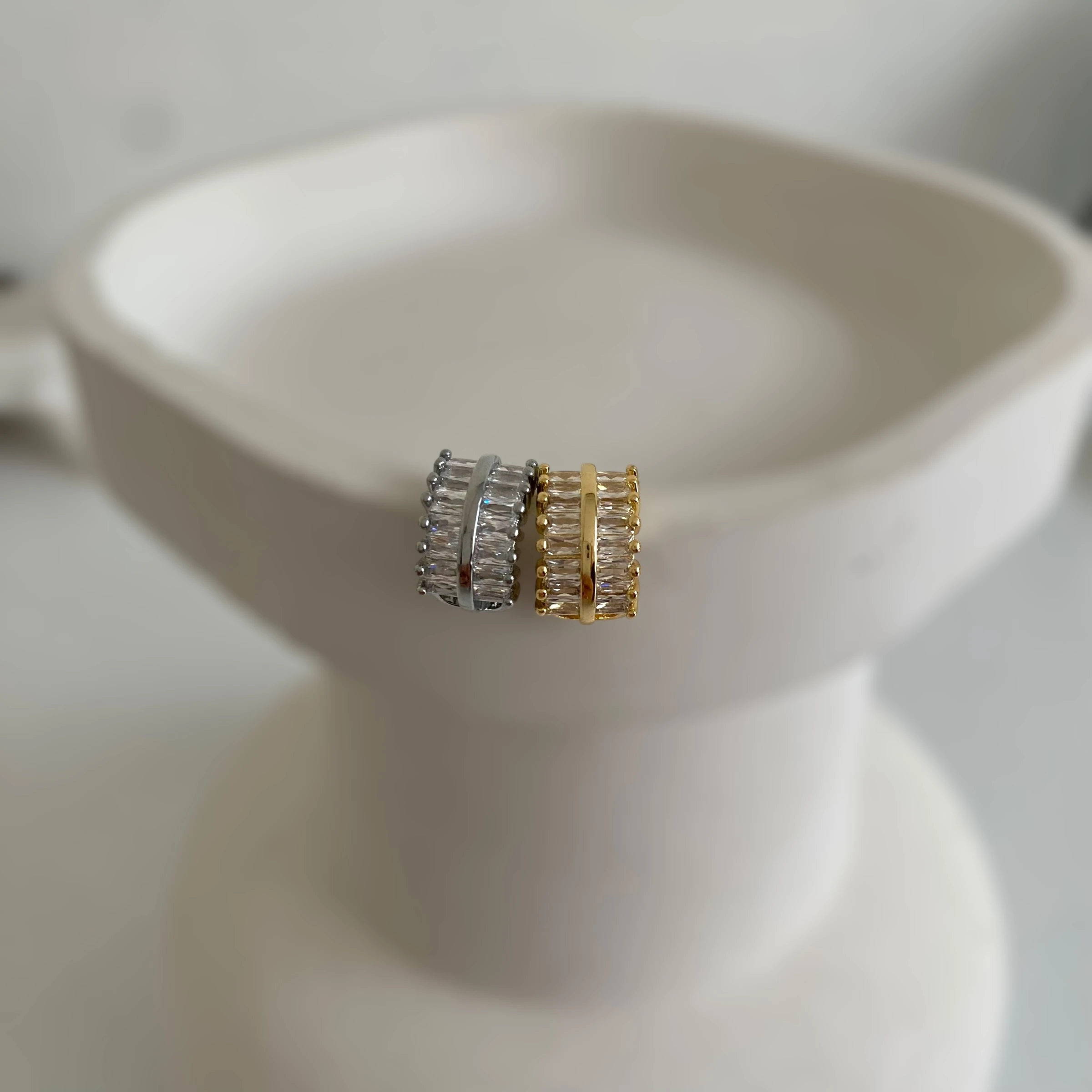 14k Çift Sıra Baget Taş Kıkırdak Küpe