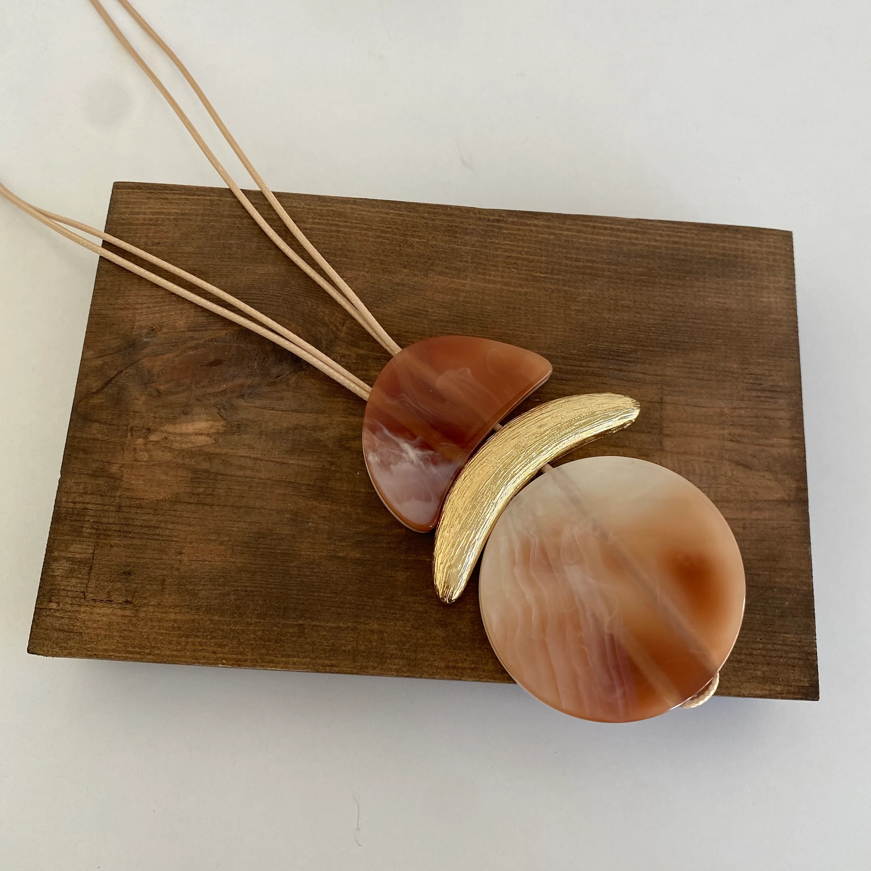 Karamel Tonlu Geometrik Akrilik Kolye