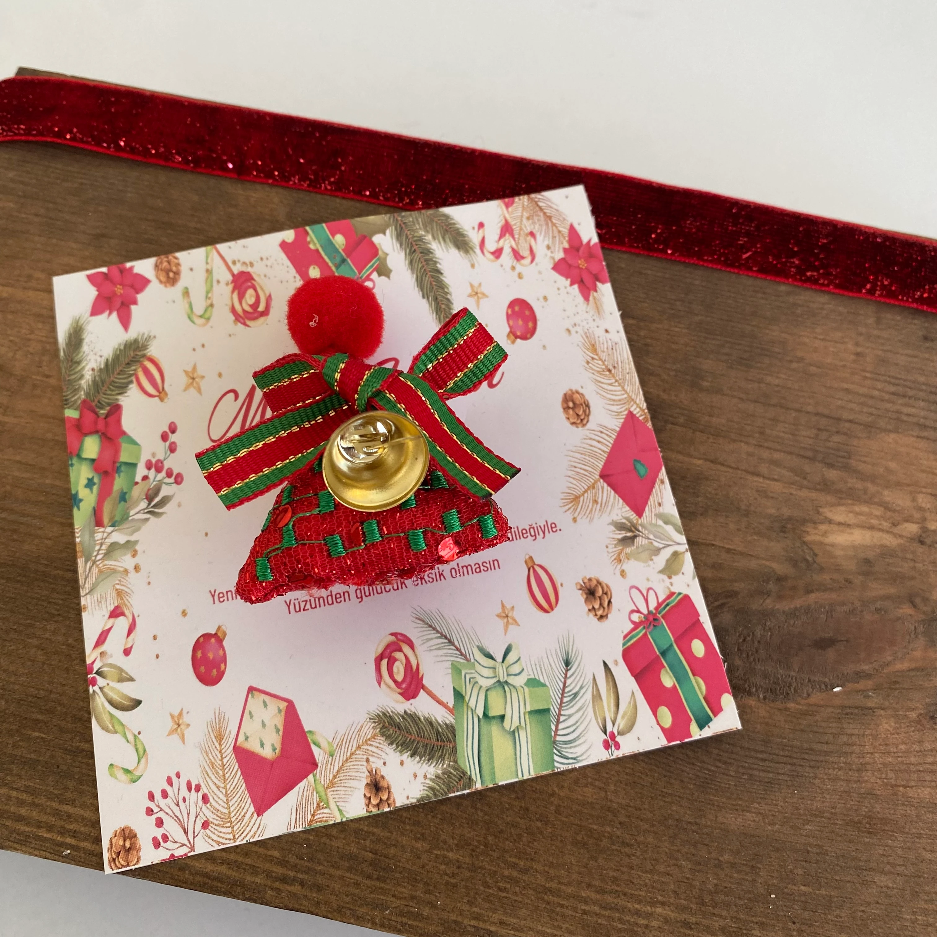 Kırmızı Şapka Fiyonk Detay Noel Broş