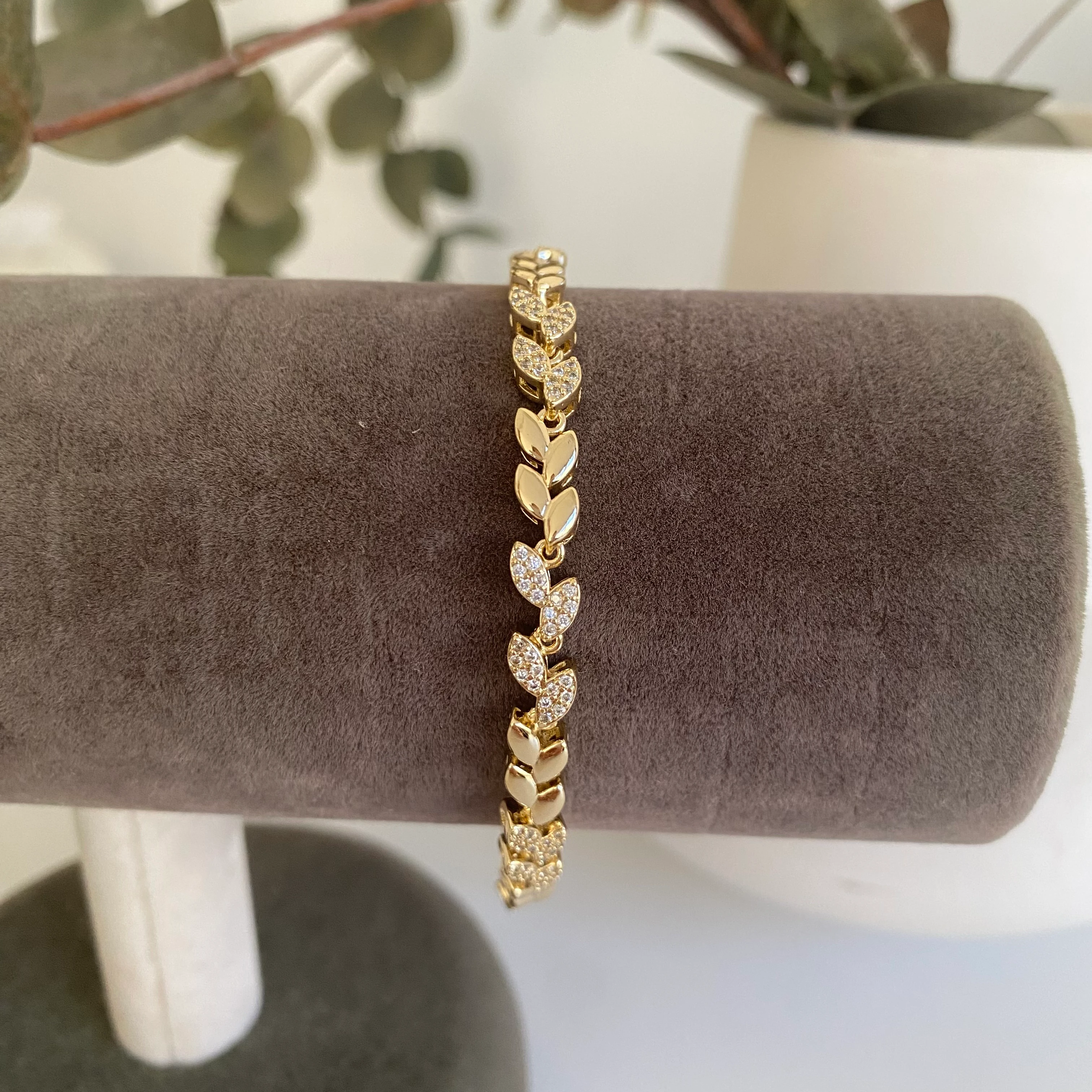 Xuping Yaprak Model Nokta Taşlı Bileklik