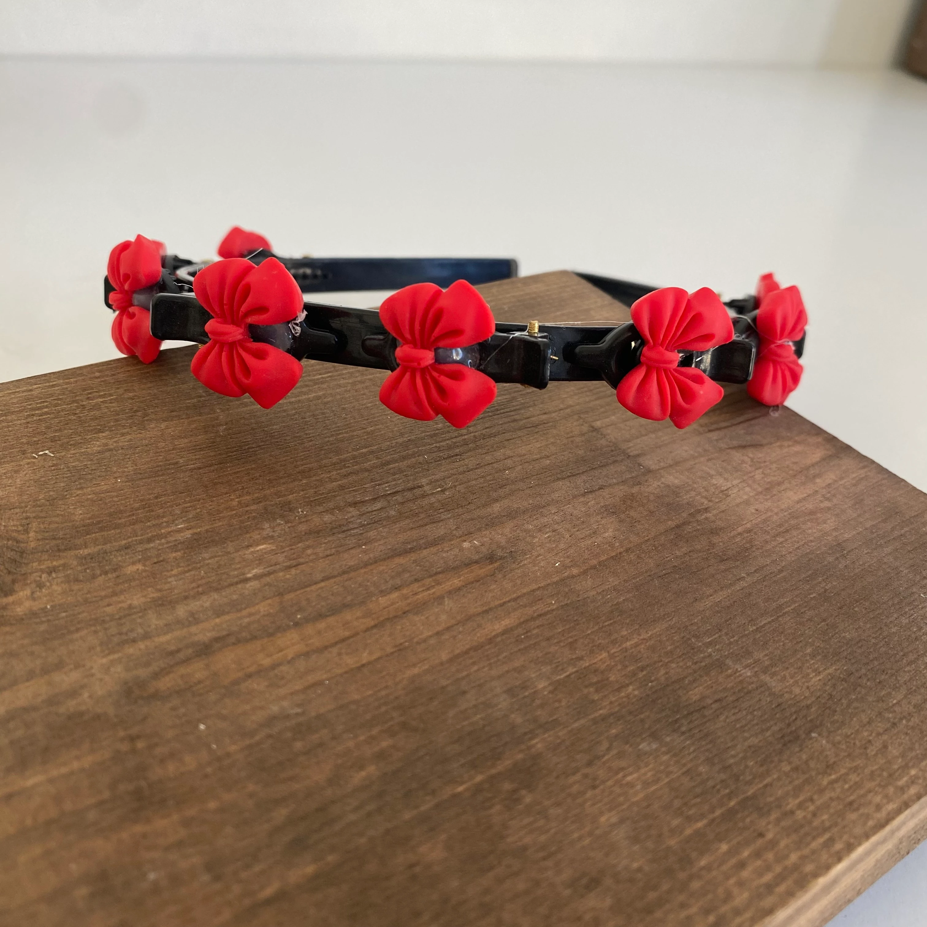 Kırmızı Fiyonk Detaylı Taç Toka