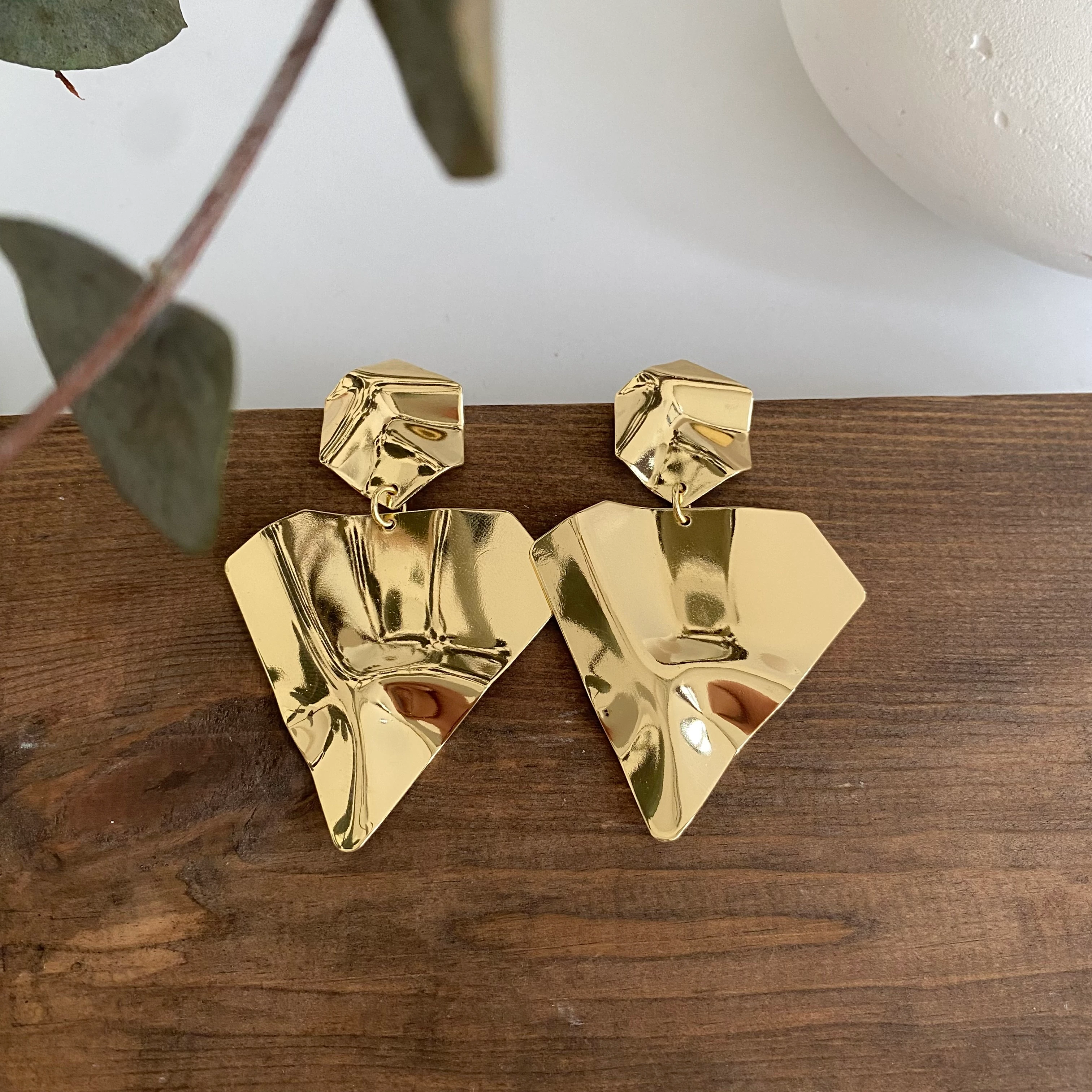 14k Gold Geometrik Tasarım Plaka Üçgen Küpe