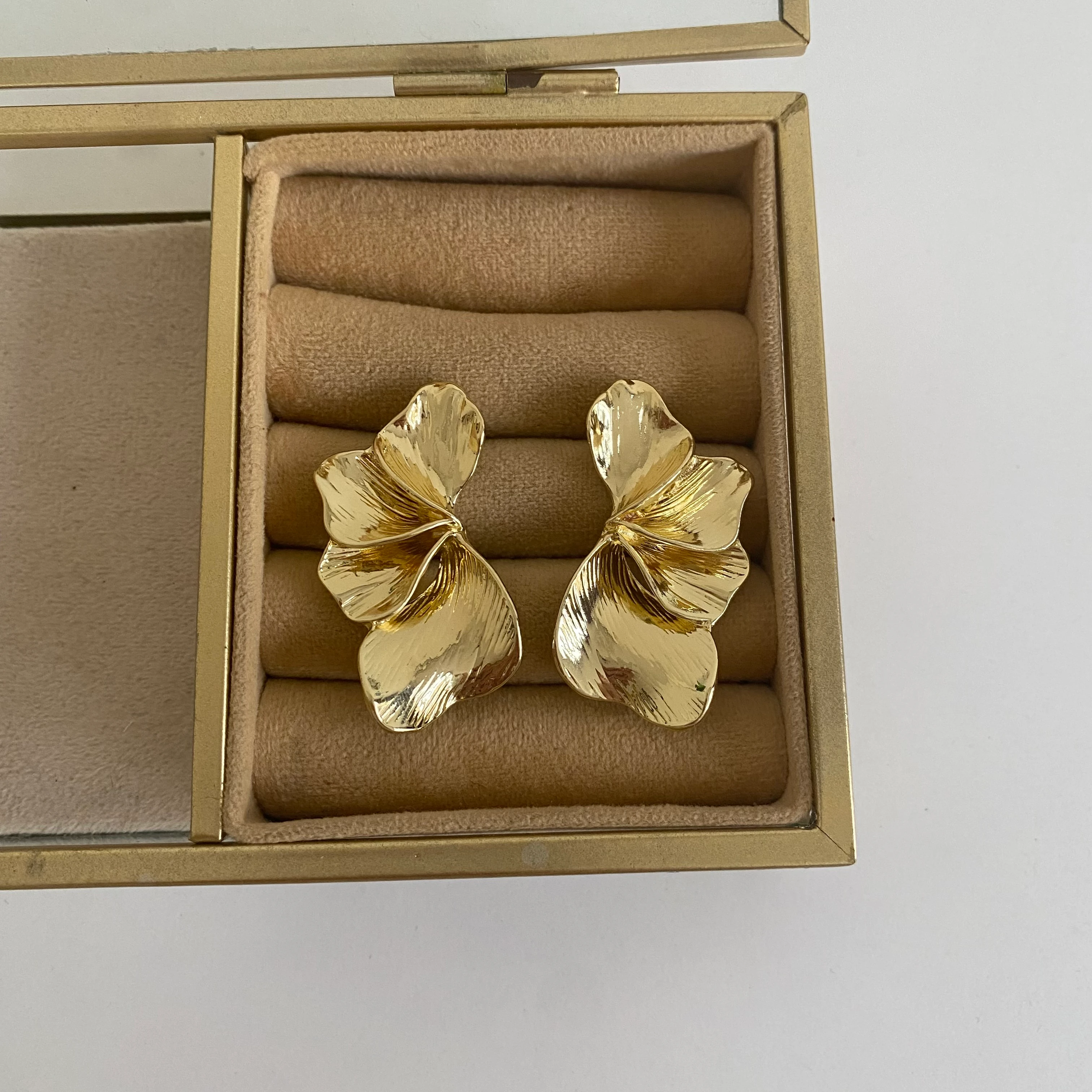 Gold Yaprak Desenli Küpe