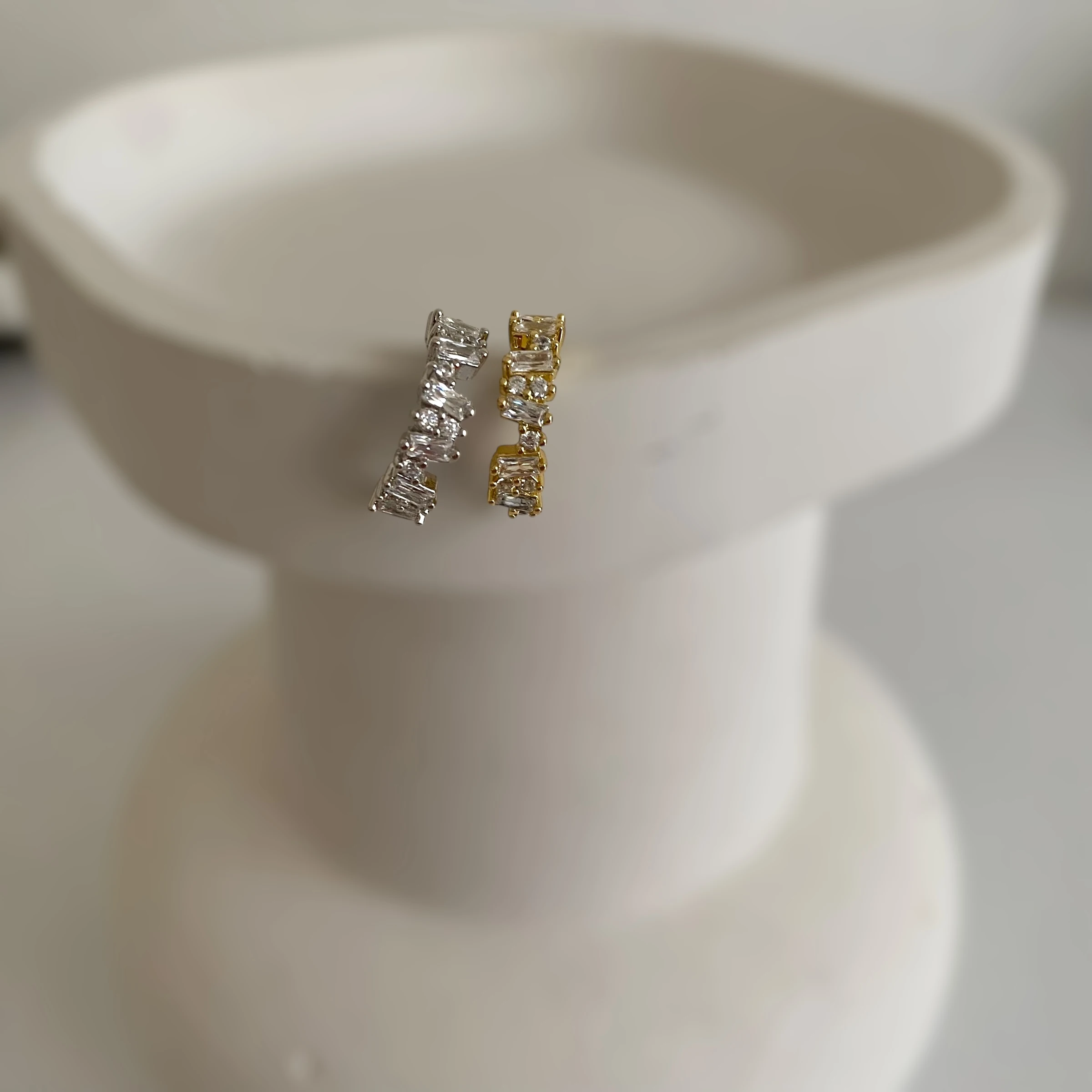 14k Baget Zirkon Taşlı Kıkırdak Küpe