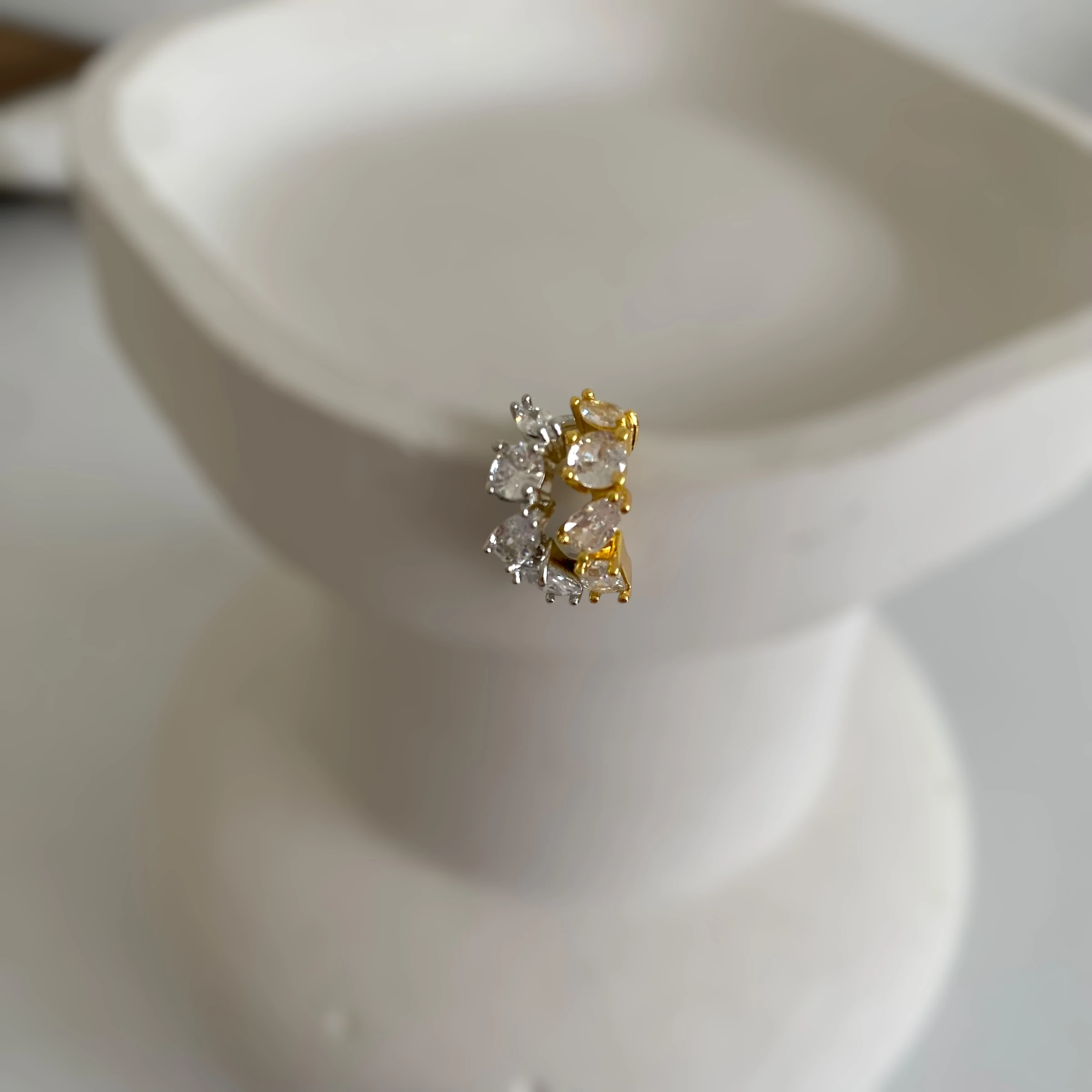 14k Zirkon Nokta Taş Kıkırdak Küpe