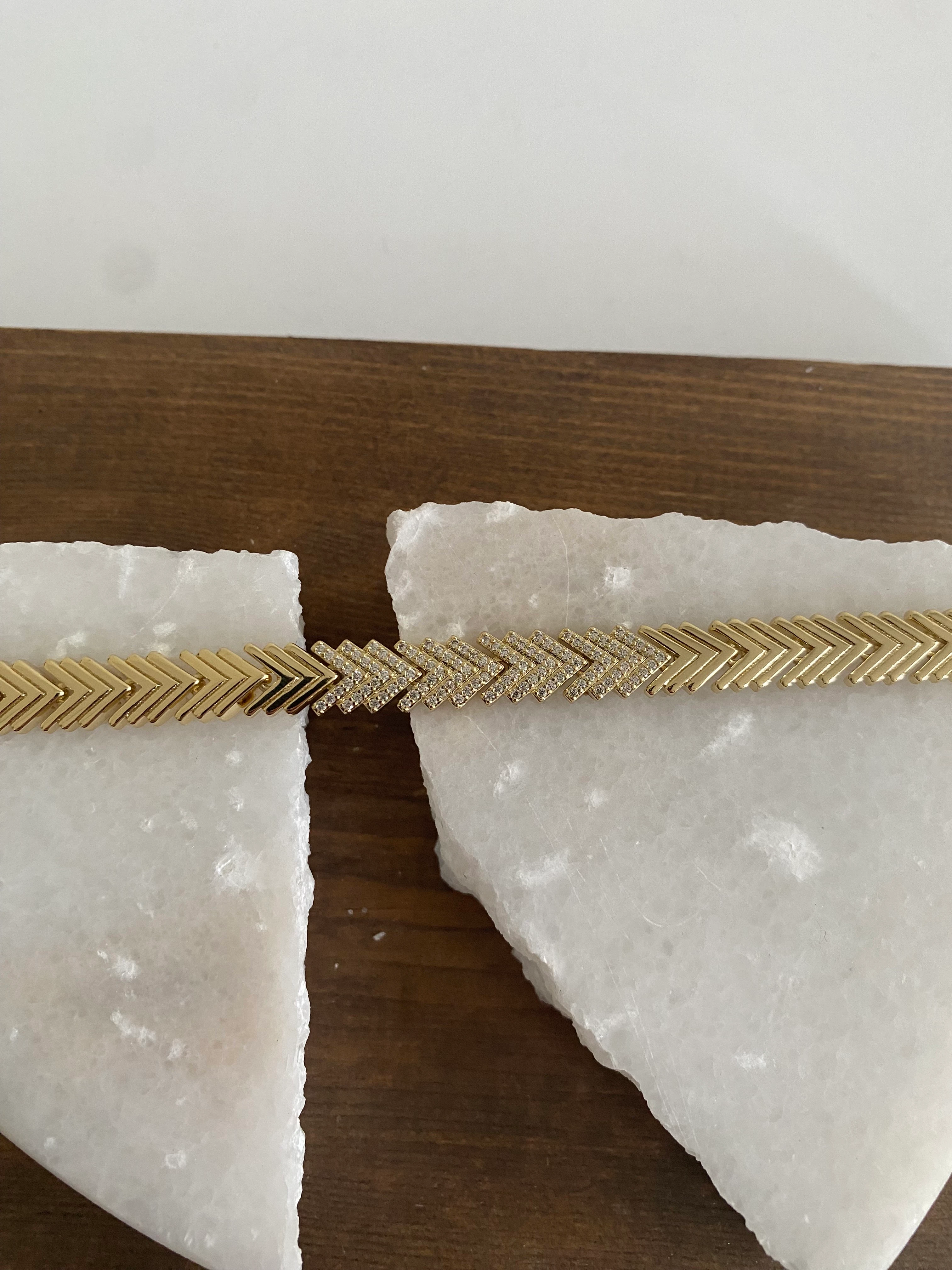 Xuping Taşlı Kalın V Bileklik