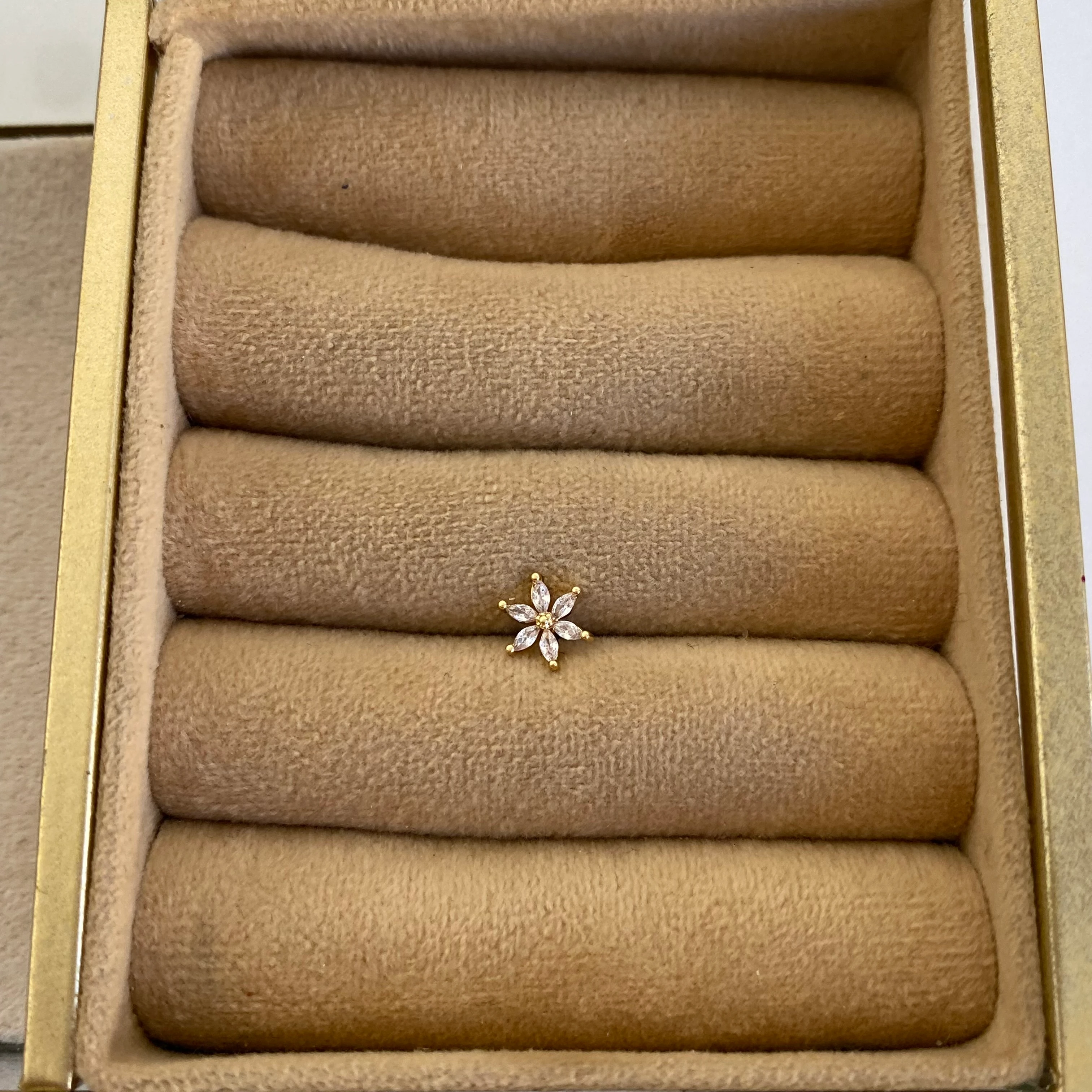 Gold Taşlı Çiçek Piercing