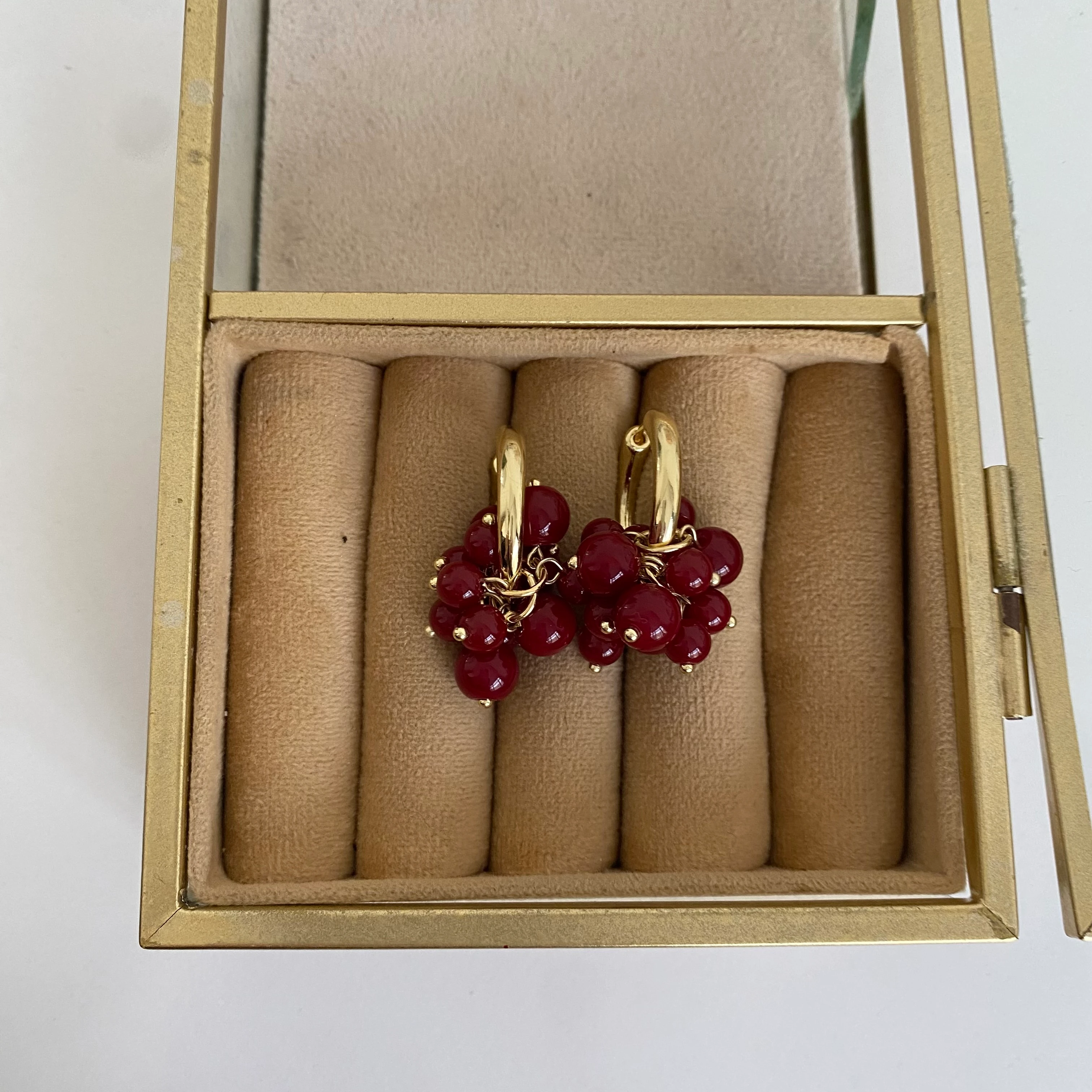 Gold Detay Bordo Boncuk Sallantılı Küpe