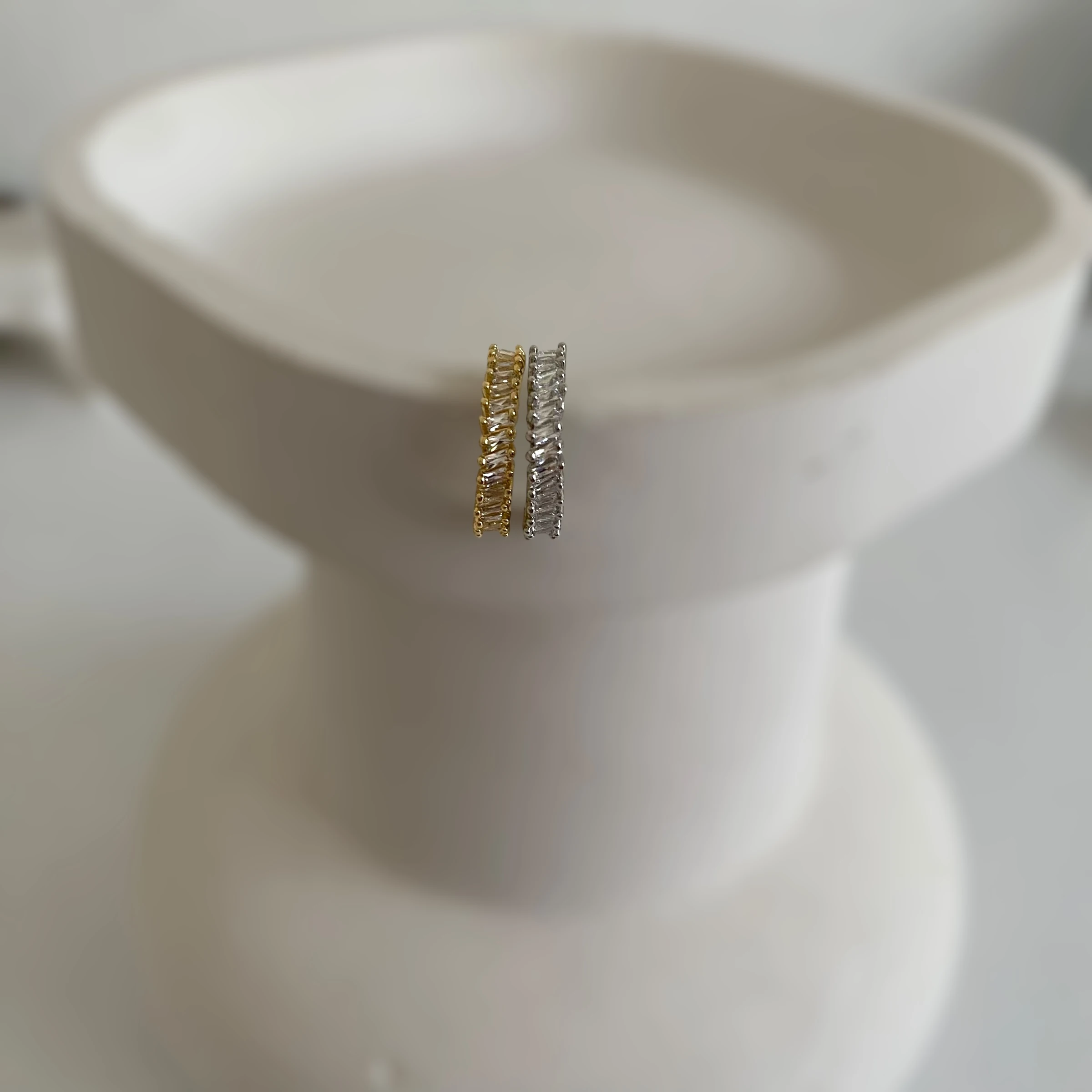 14k Mini Baget Taş İnce Kıkırdak Küpe