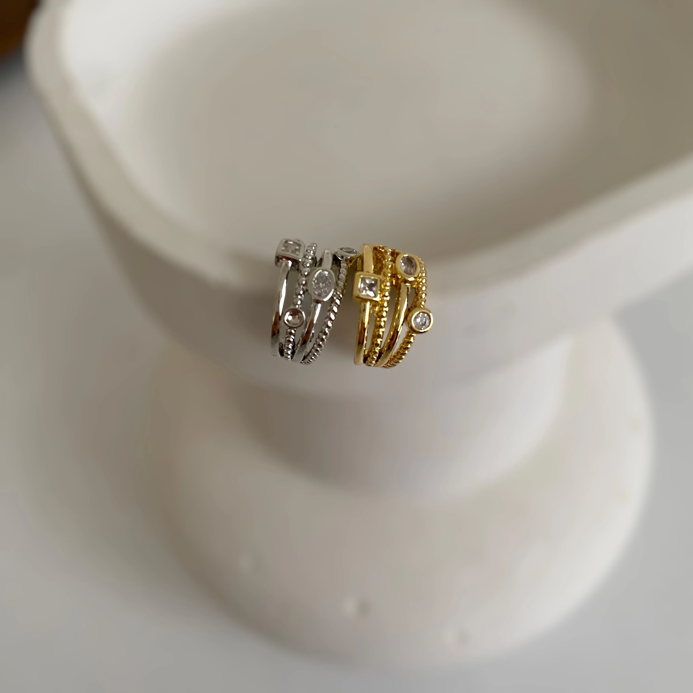 14k Geometrik Taşlı Kıkırdak Küpe