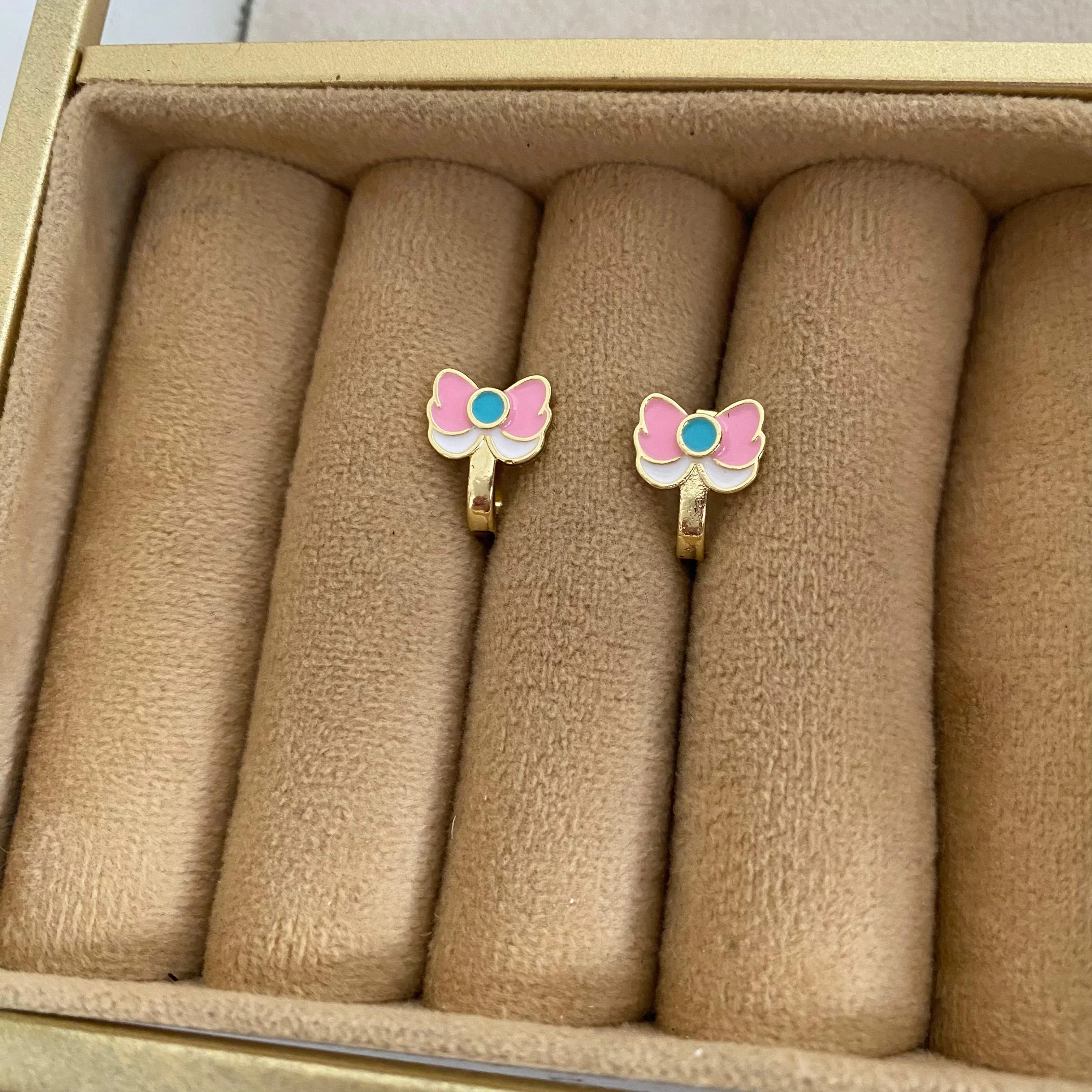 Pembe Kurdele Figürlü Çocuk Küpesi