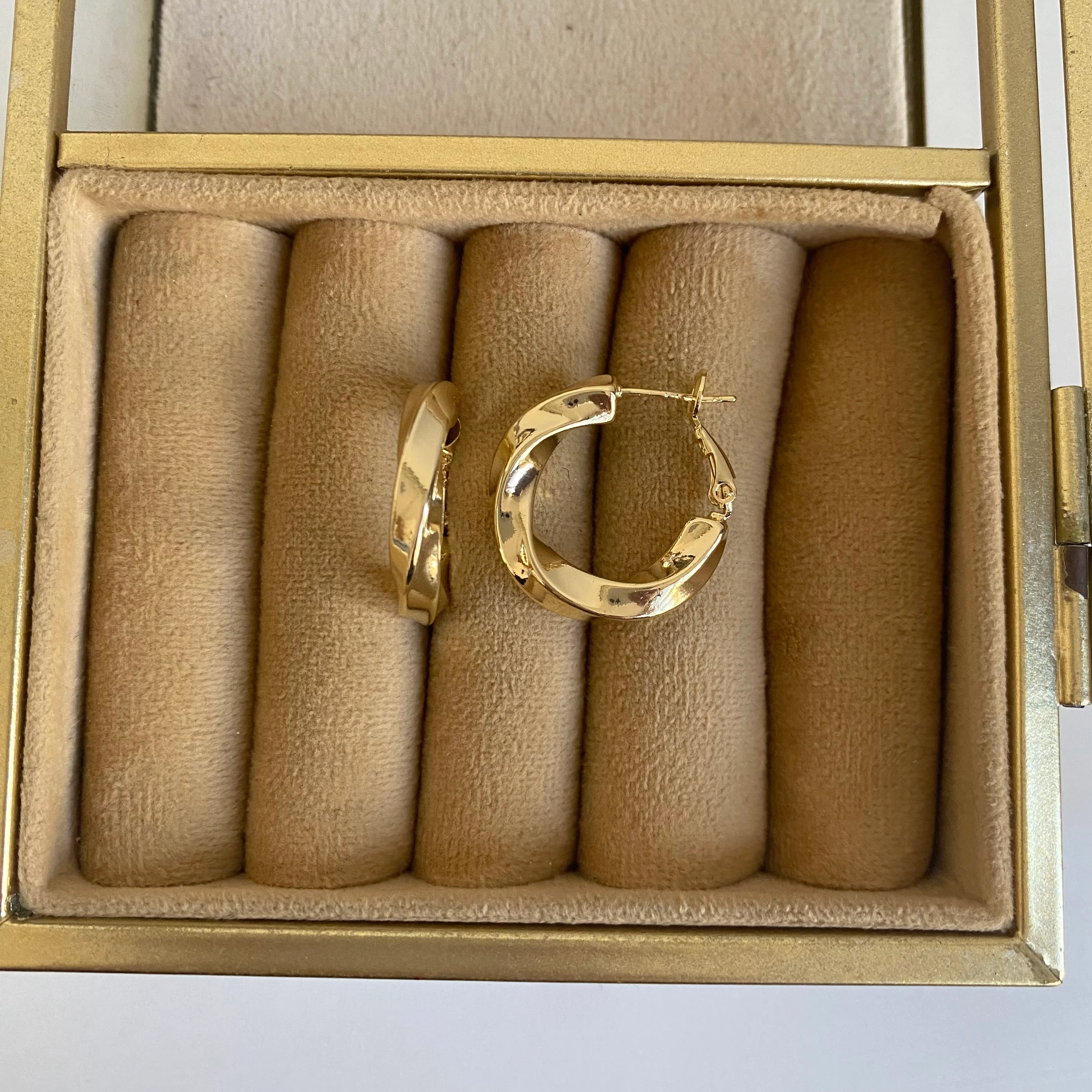 Gold Plaka Dalgalı Halka Küpe