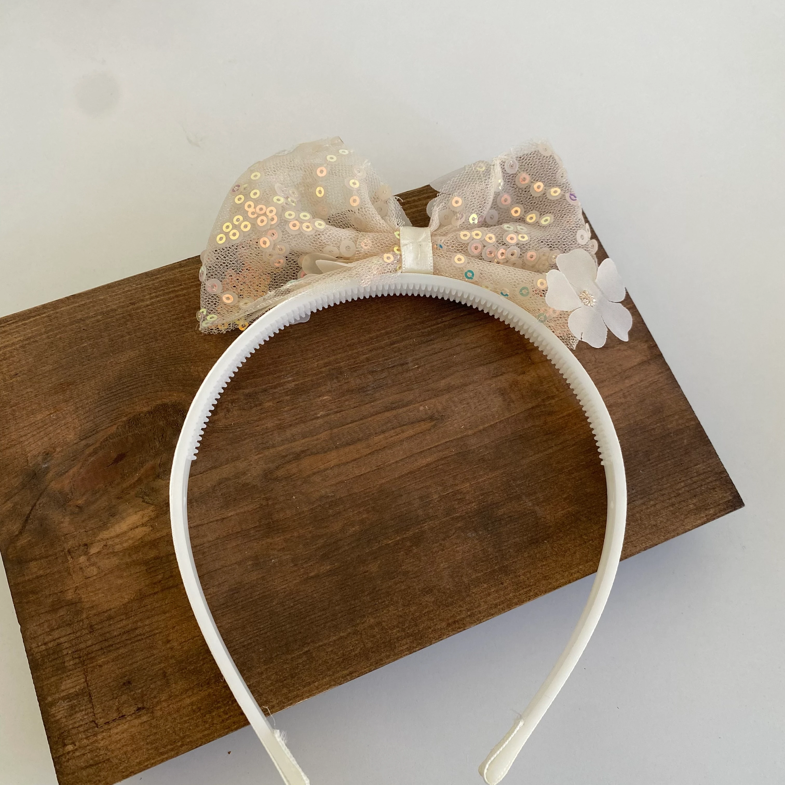 Krem Fiyonk Çiçek Motifli Taç Toka