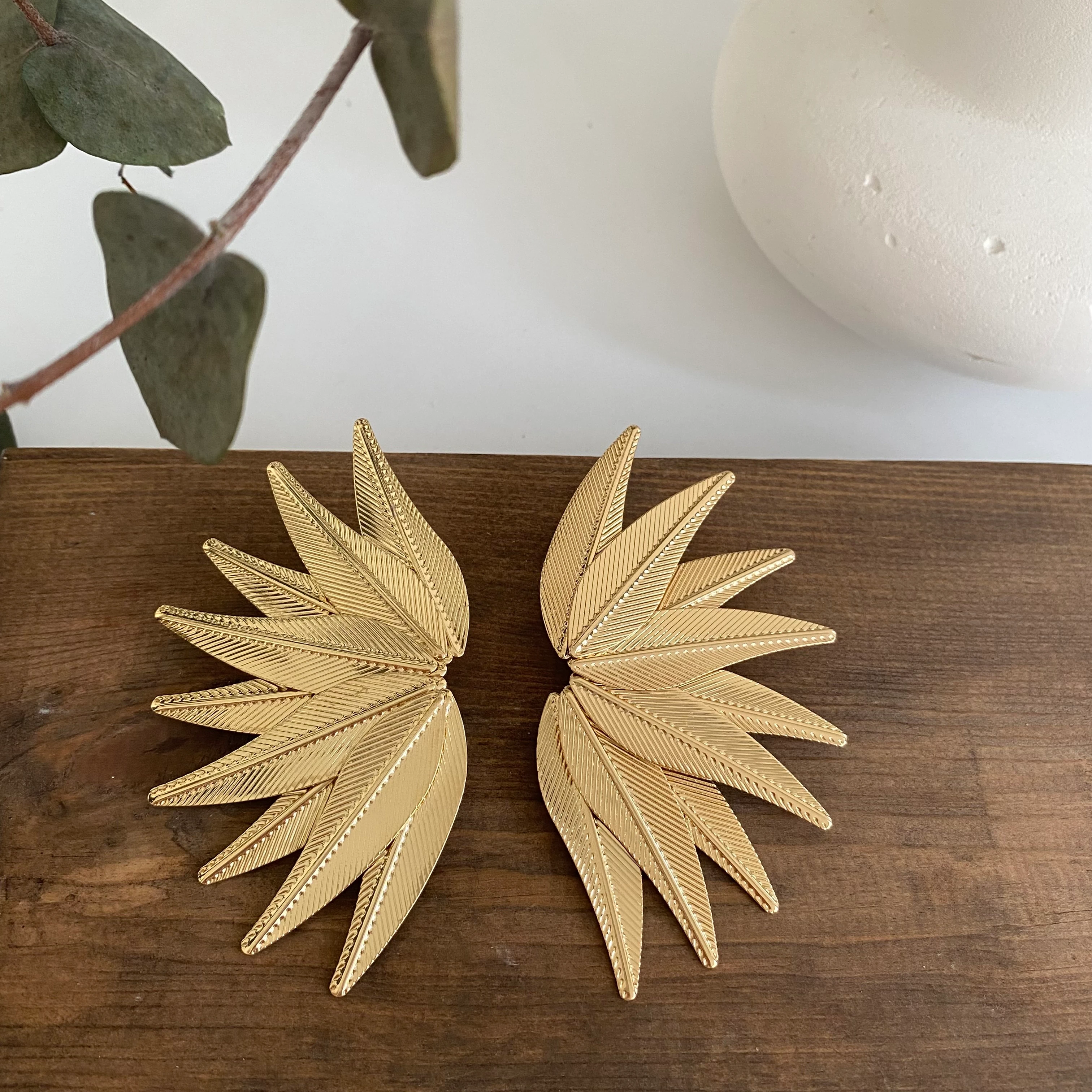 14k Gold Yaprak Formda Desenli Büyük Küpe