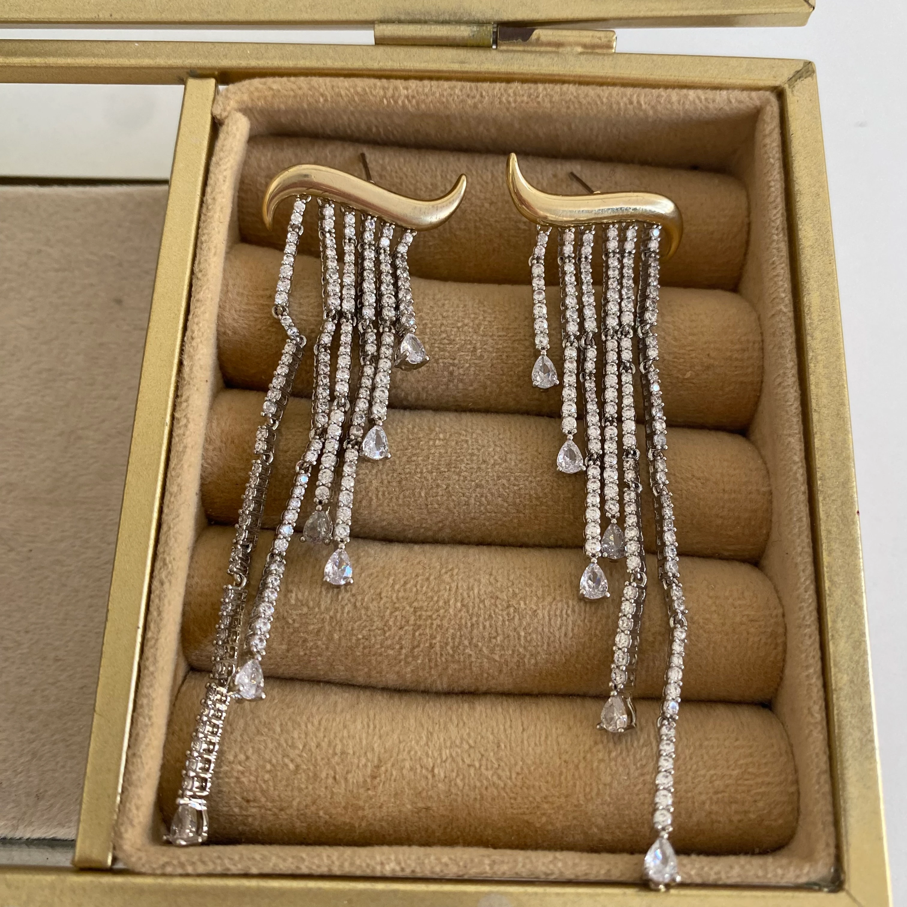 Zirkon Taşlı Gold Detay Sallantılı Küpe