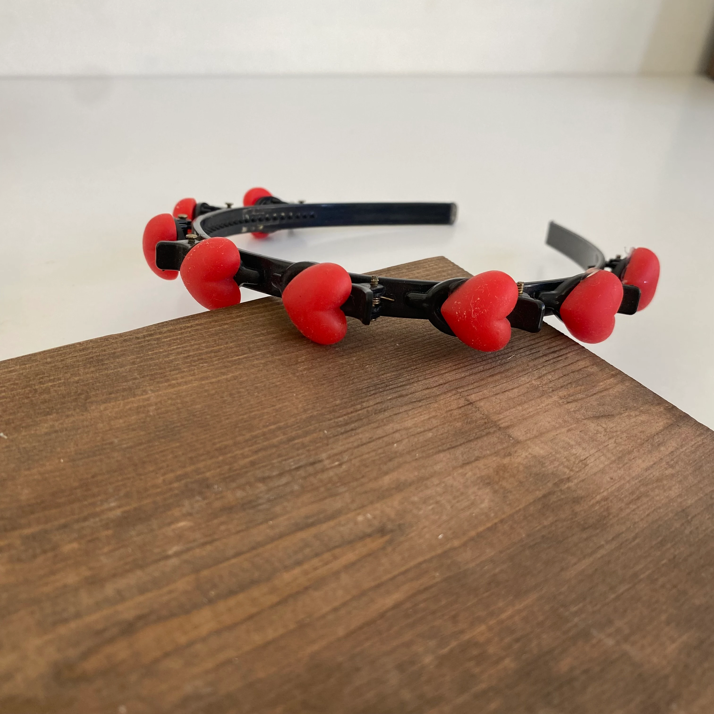 Kırmızı Kalp Detaylı Taç Toka