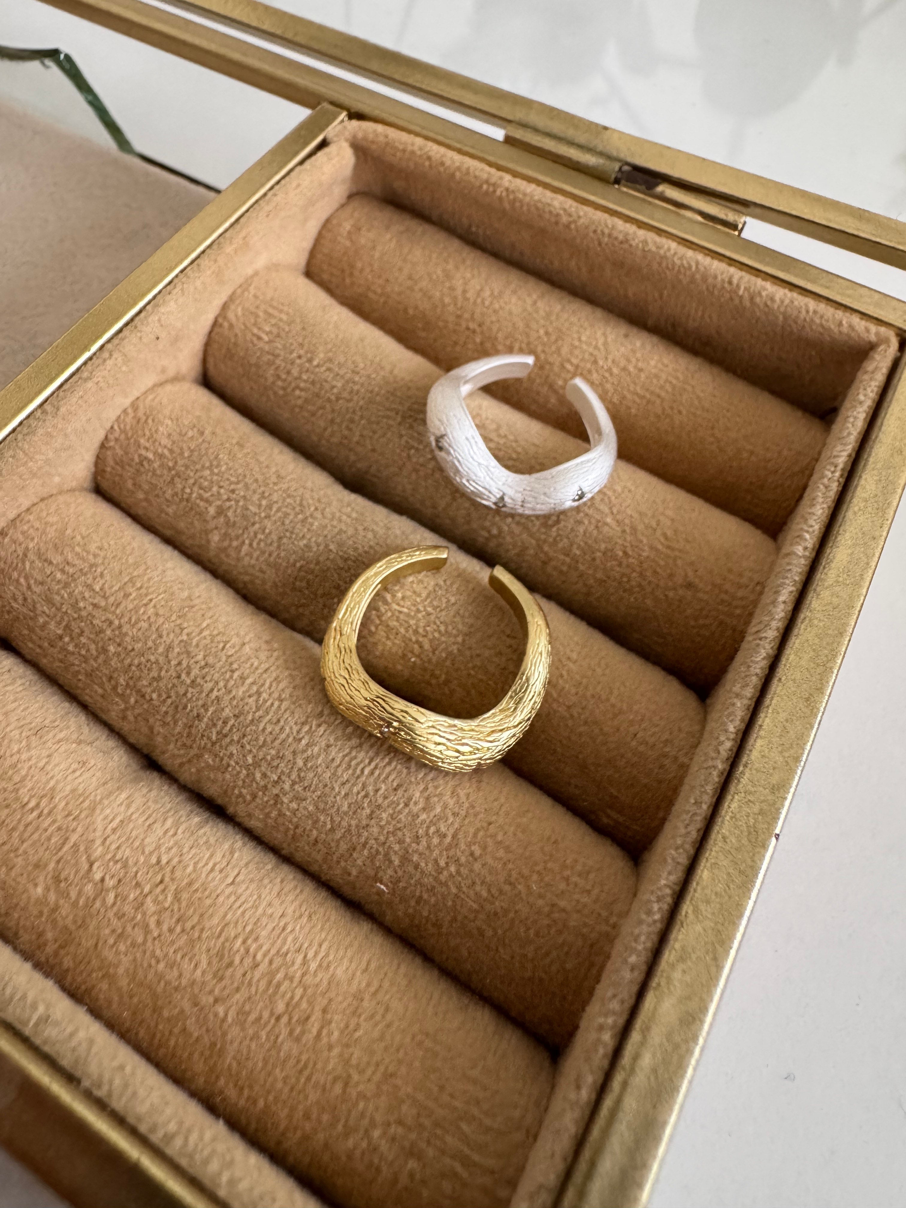 14K Kıvrımlı Modern Taşlı  Yüzük