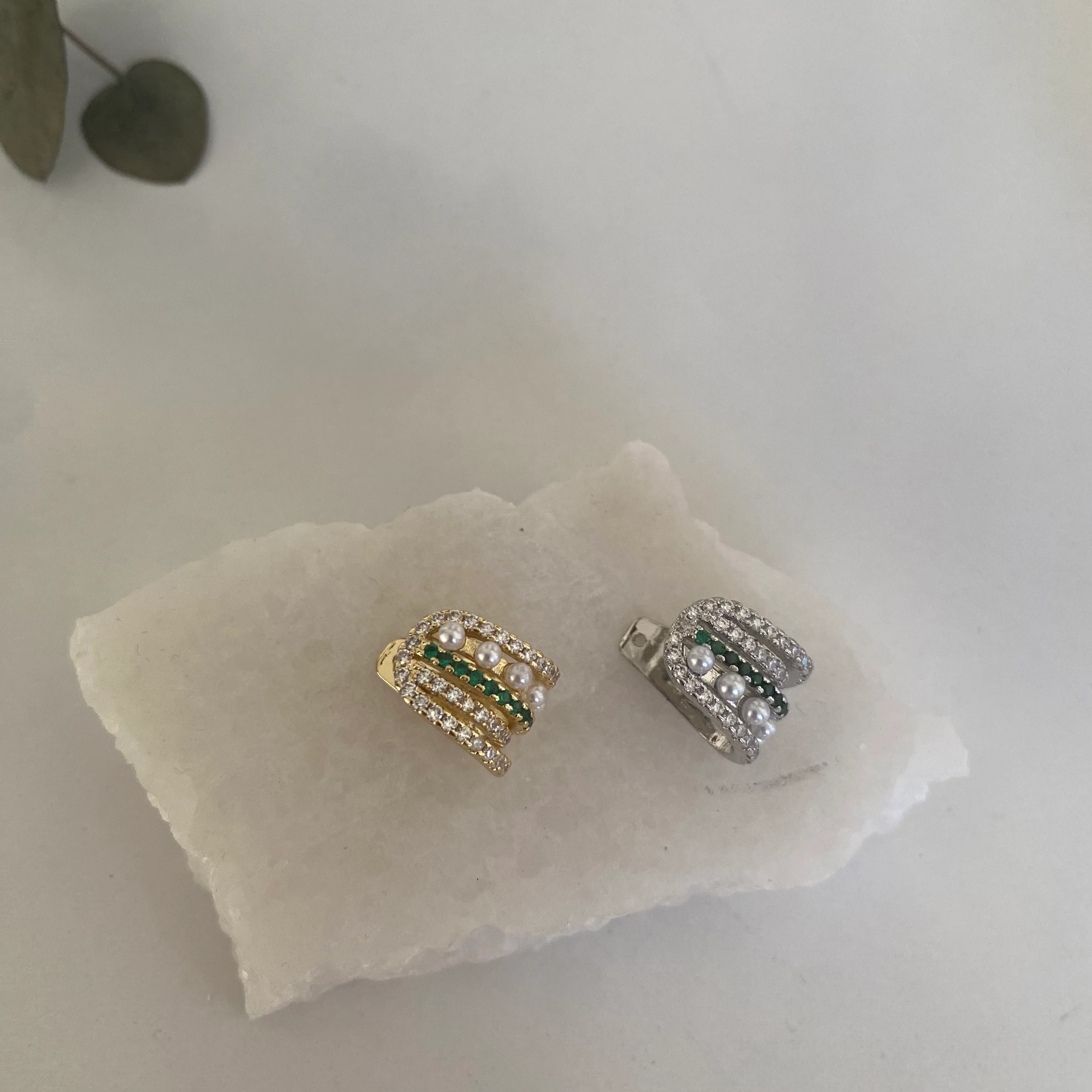 14k Yeşil Taşlı İnci Detay Kıkırdak Küpe