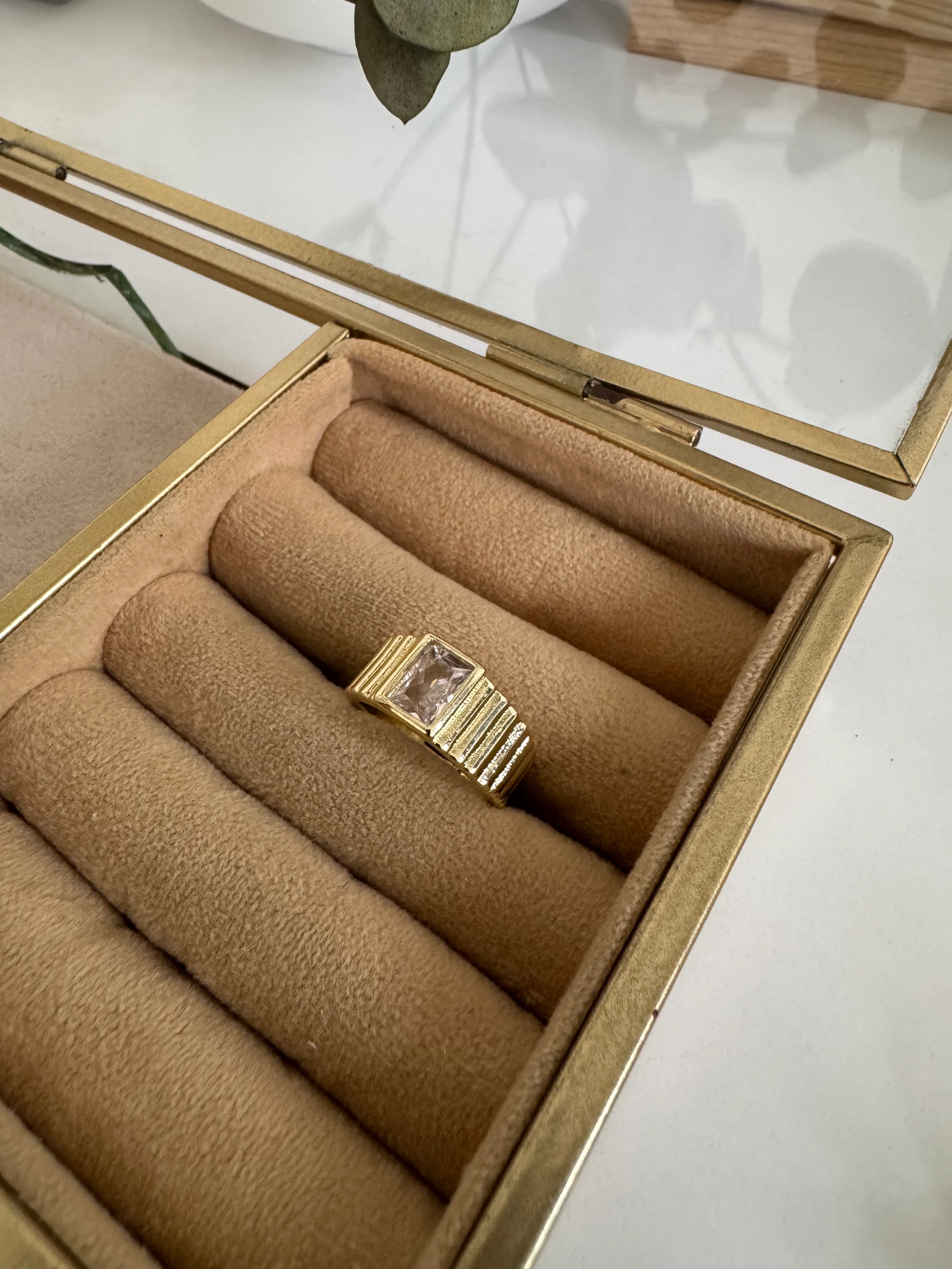 Gold Şerit Detaylı Kalın Baget Yüzük 14K