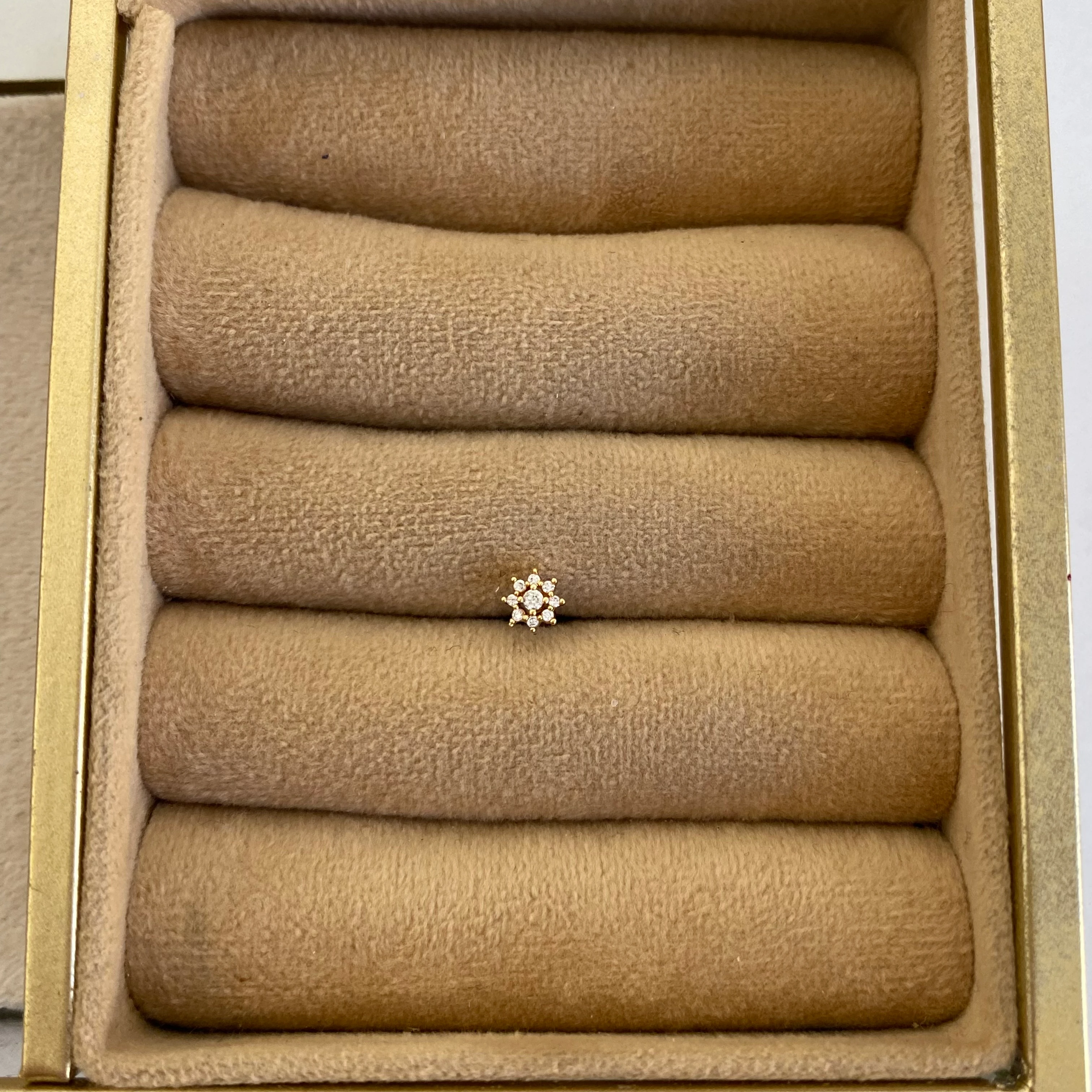 Gold Mini Taşlı Çiçek Piercing