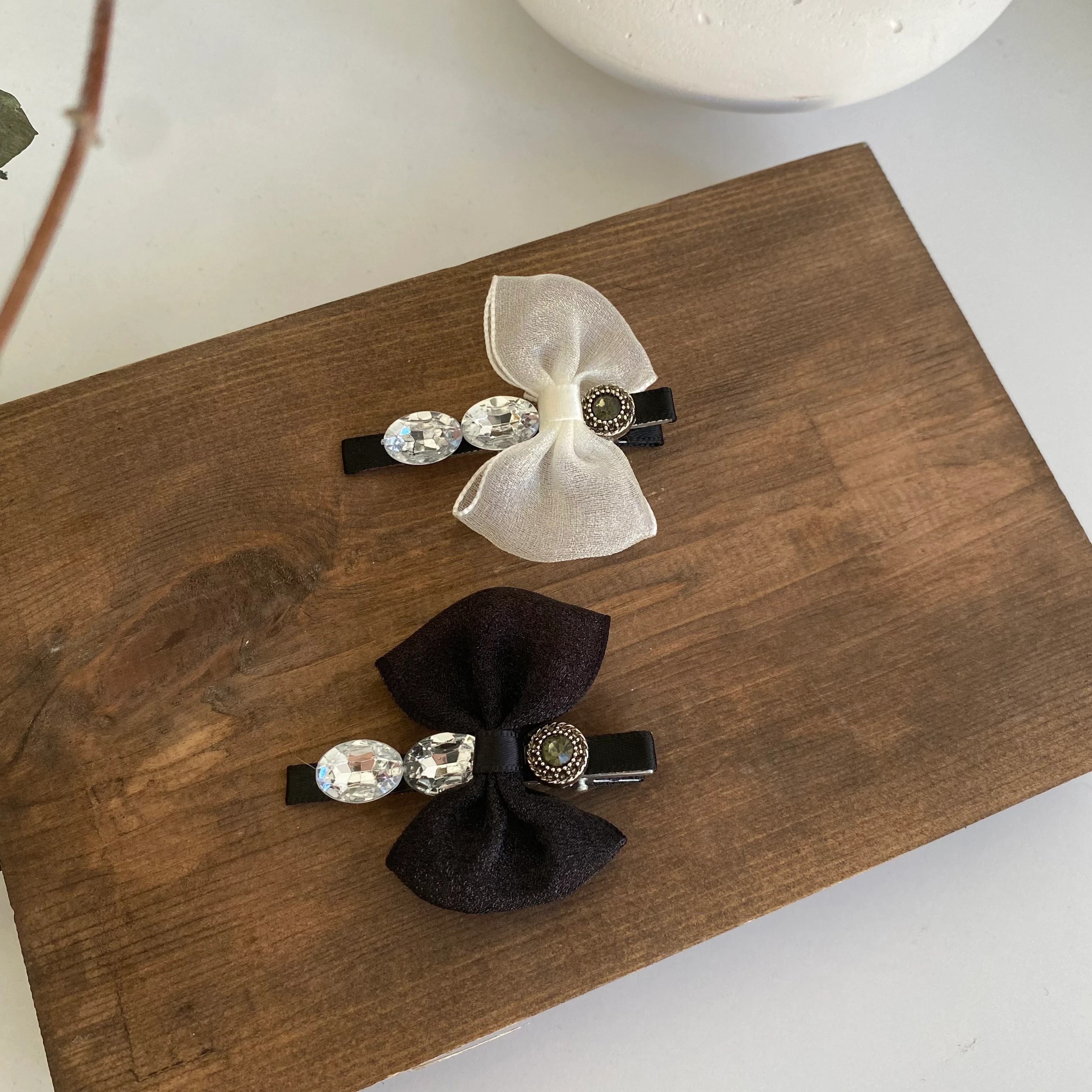 Siyah Beyaz Taşlı Fiyonk Toka