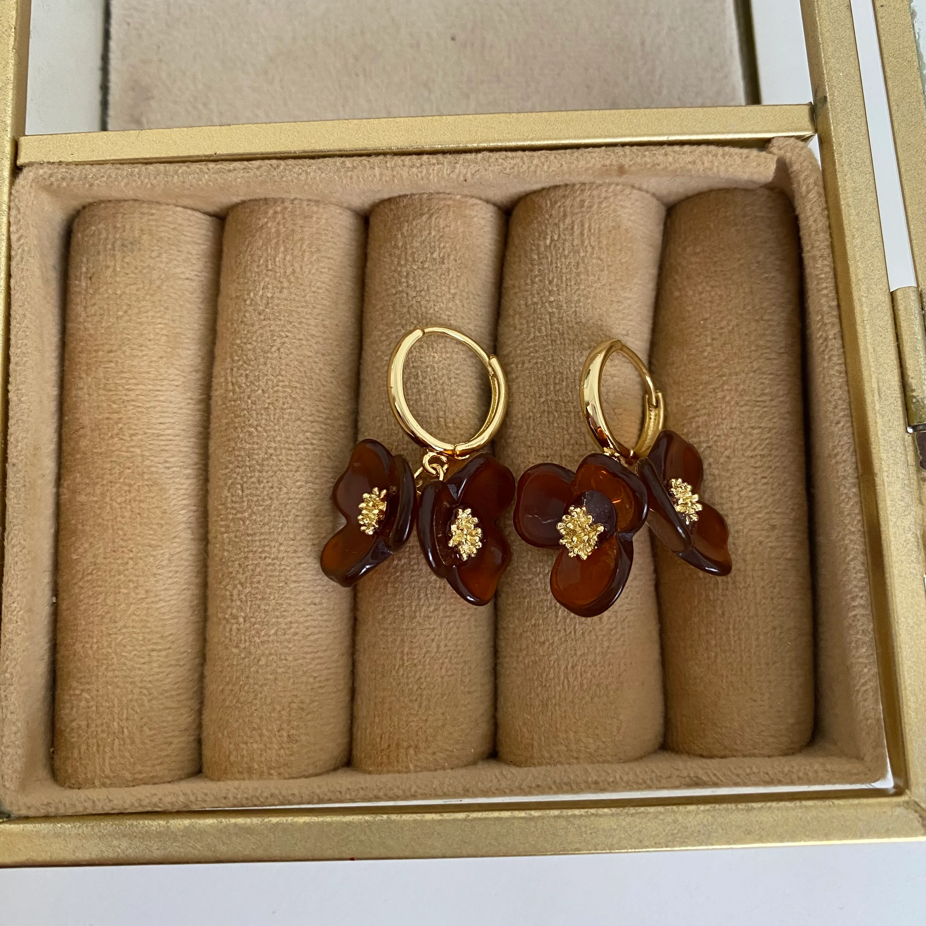 Gold Detay Kahve Çiçek Halka Küpe