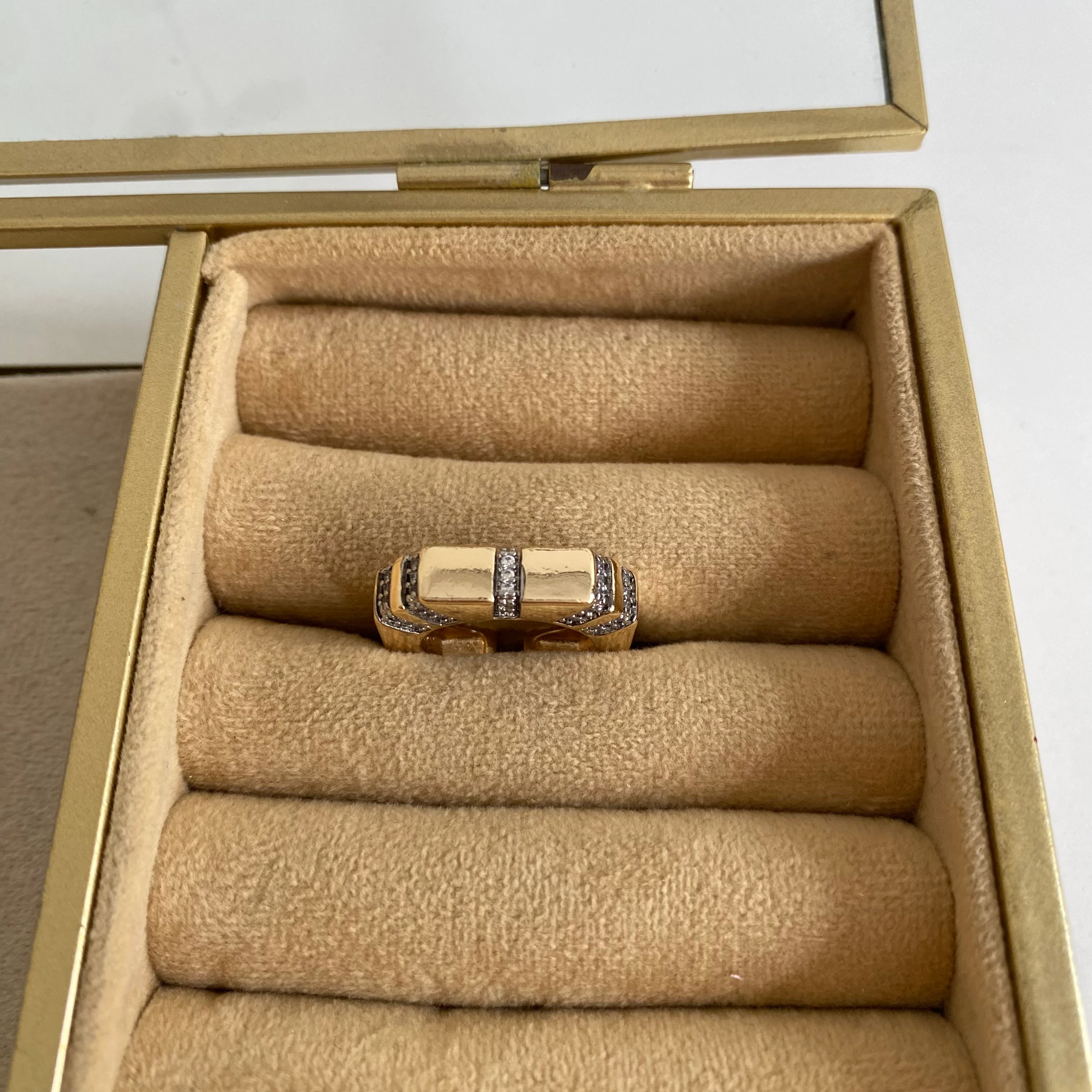 Şerit Detaylı Taşlı Gold Yüzük