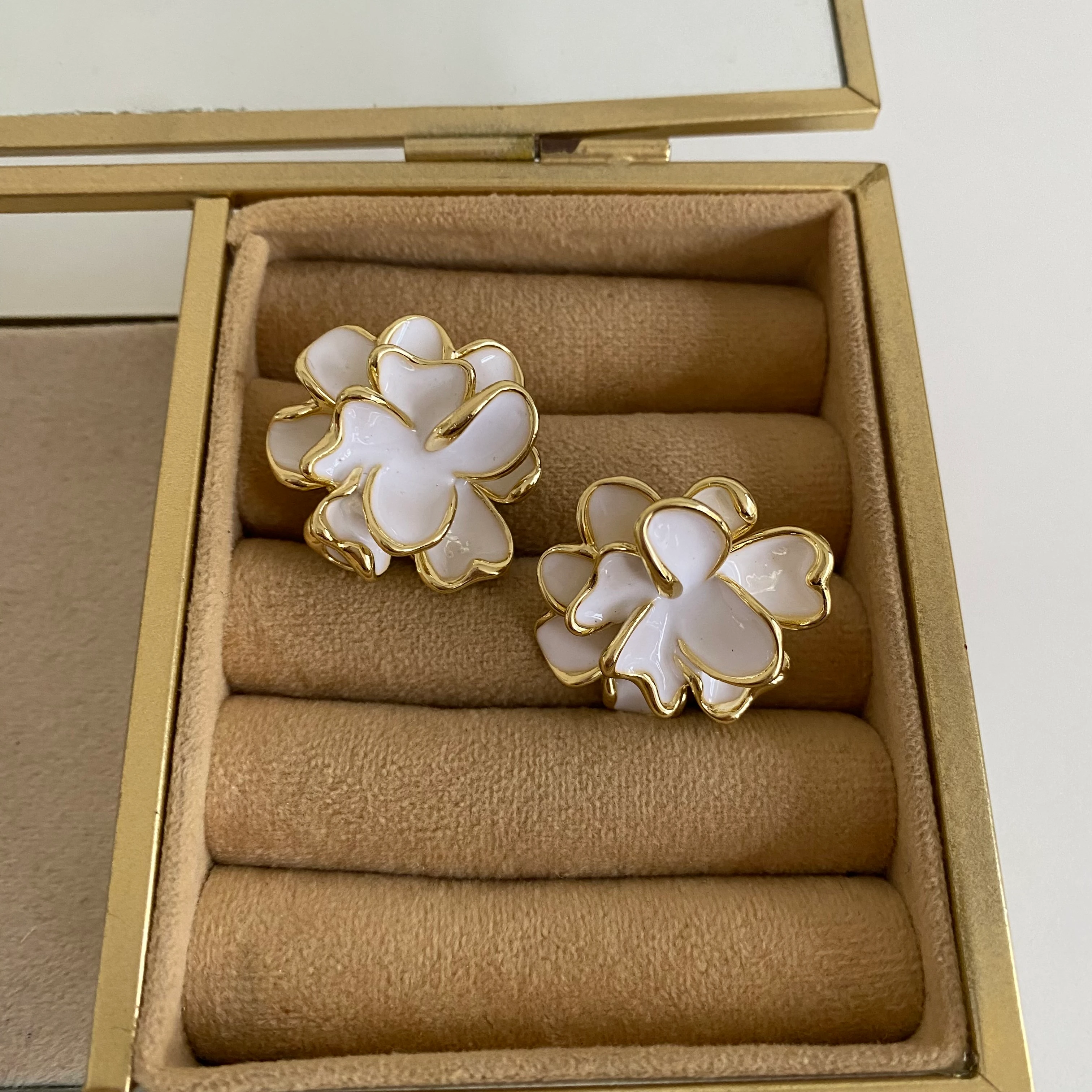 Gold Detay Beyaz Mineli Gül Küpe