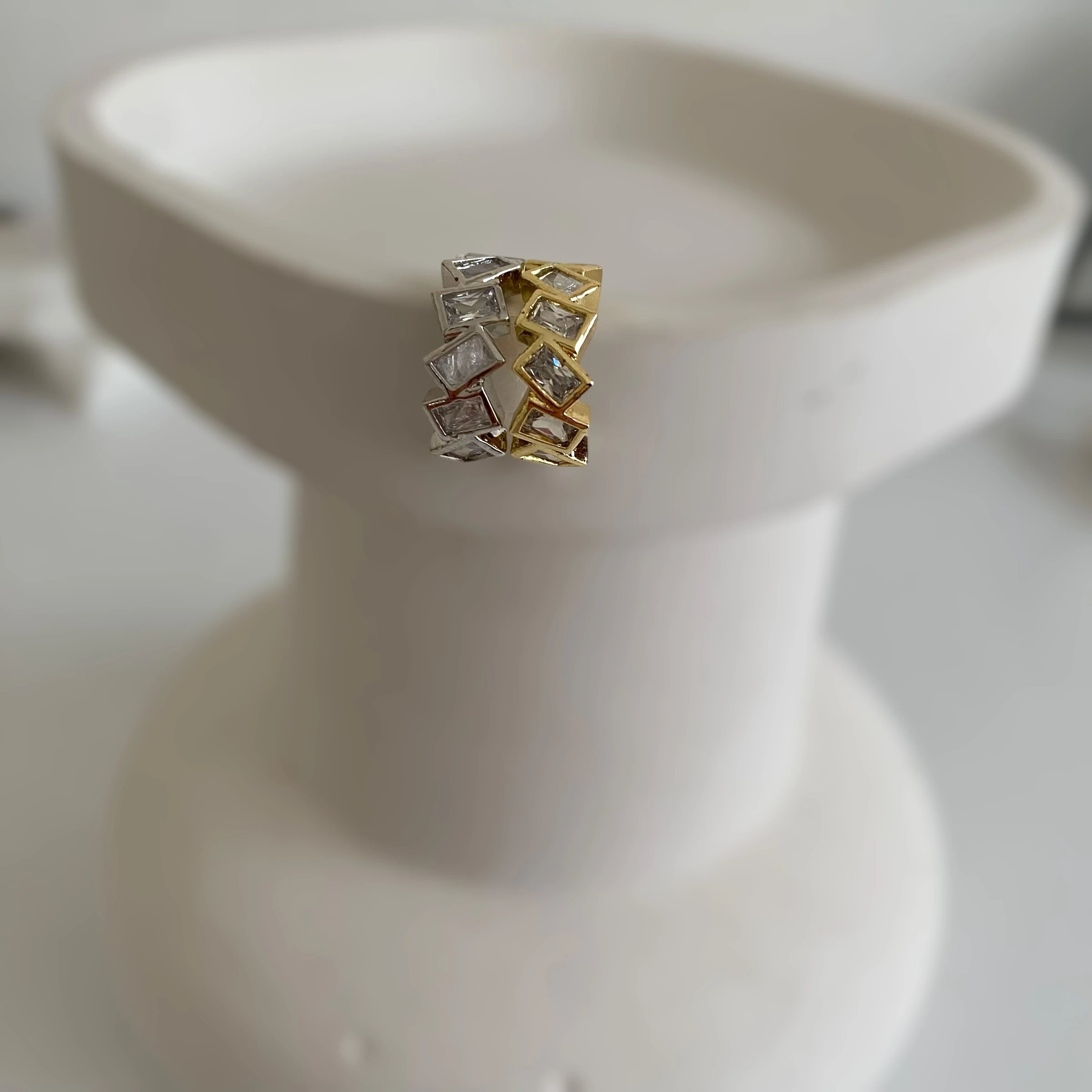 14k Kare Taşlı Kıkırdak Küpe