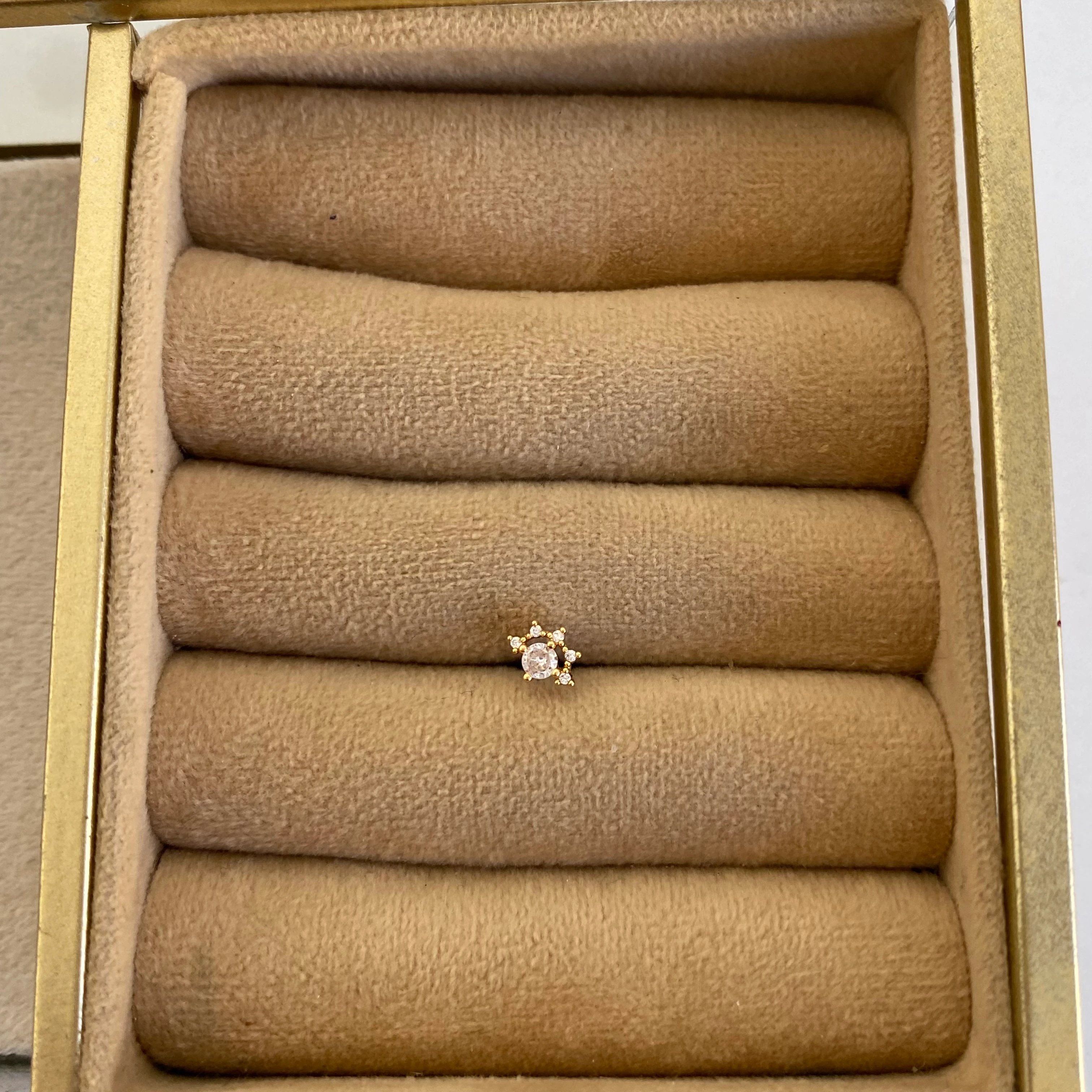 Gold Üçgen Detay Piercing