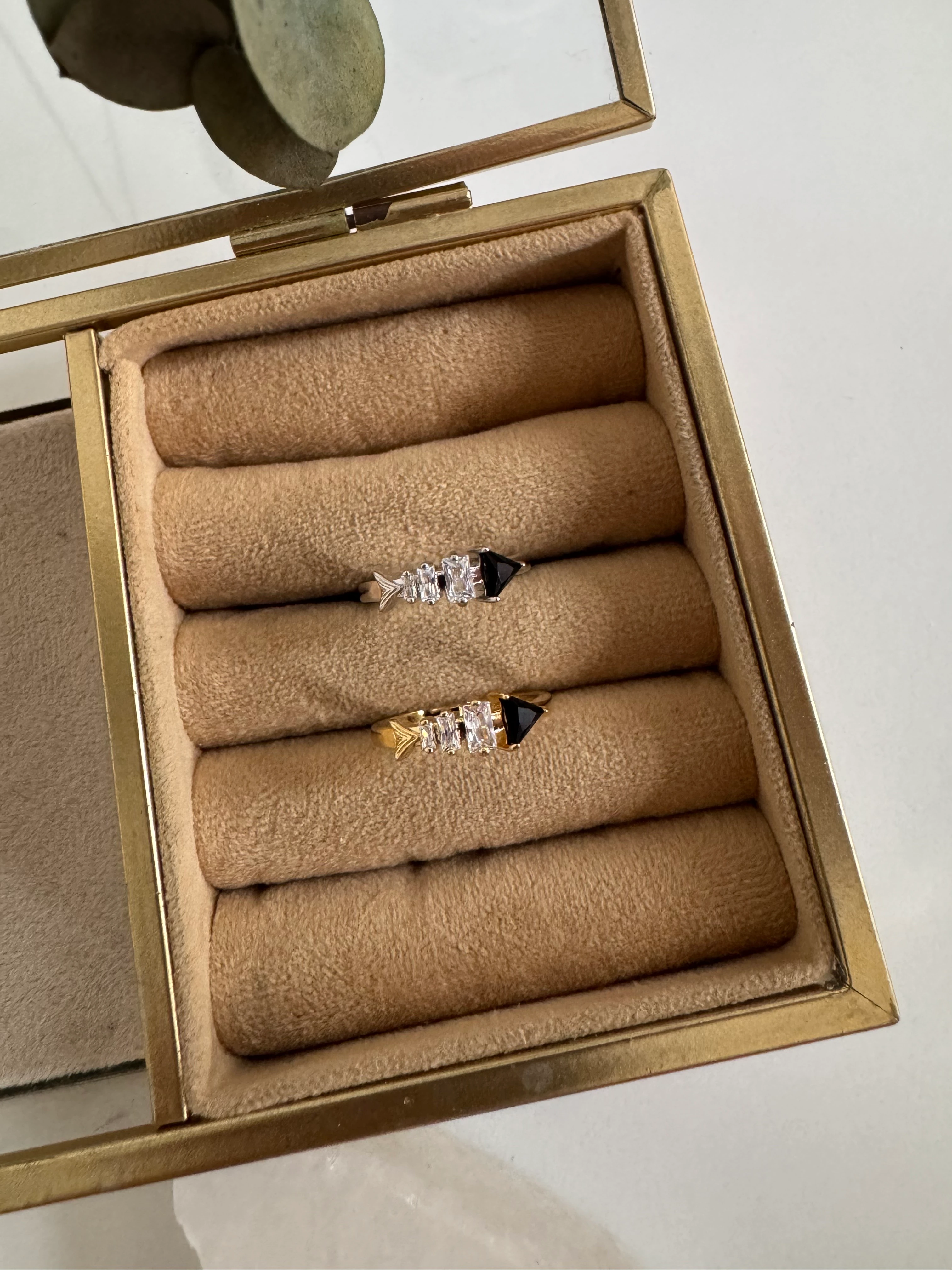 Siyah Taş Detaylı Balık Figür Yüzük