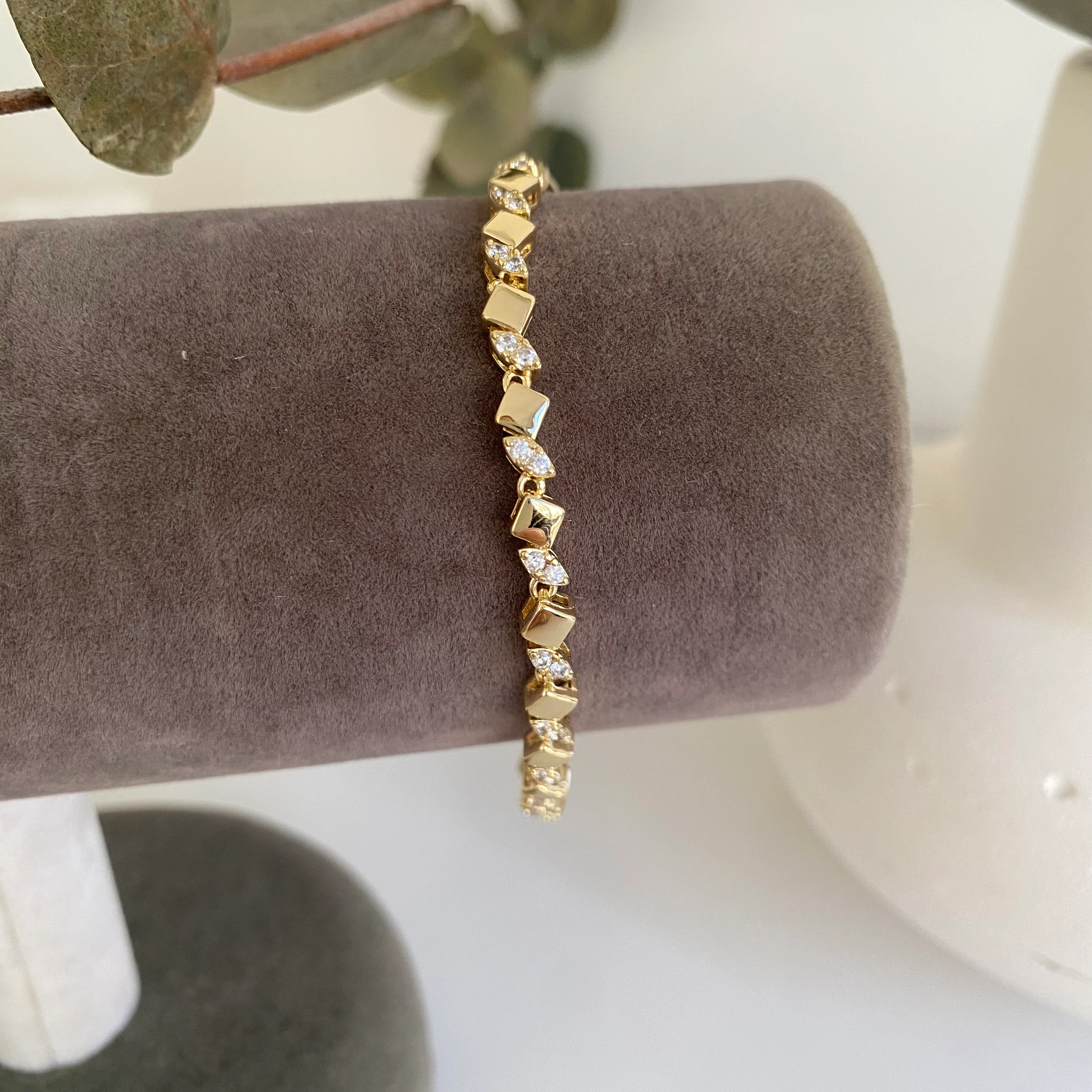 Xuping Kare Gold Detaylı Taşlı Bileklik