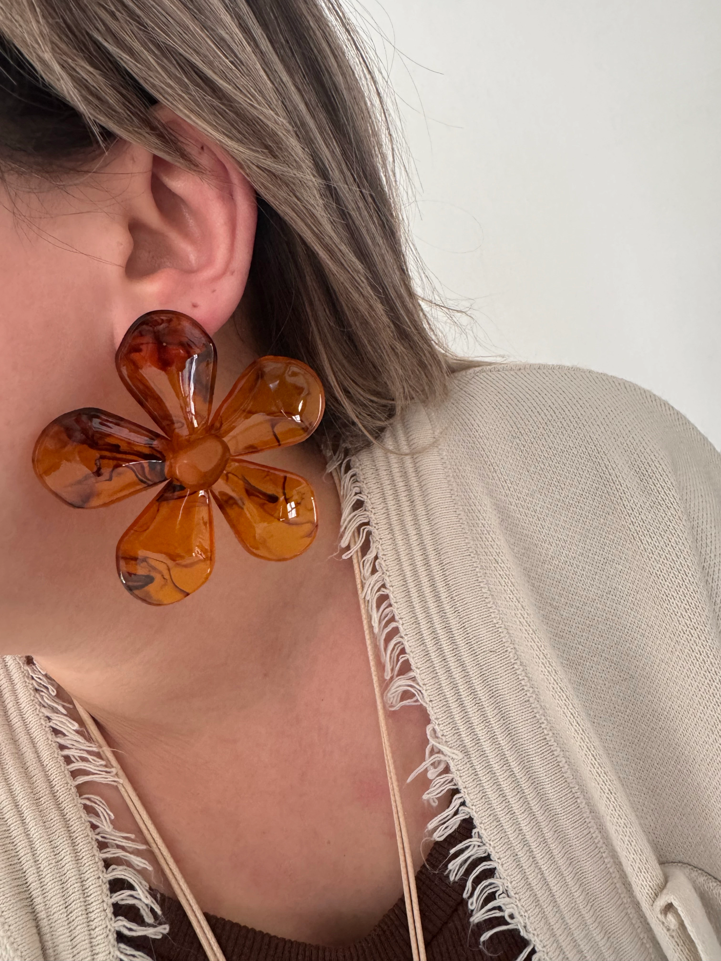 Karamel Renk Akrilik Çiçek Küpe