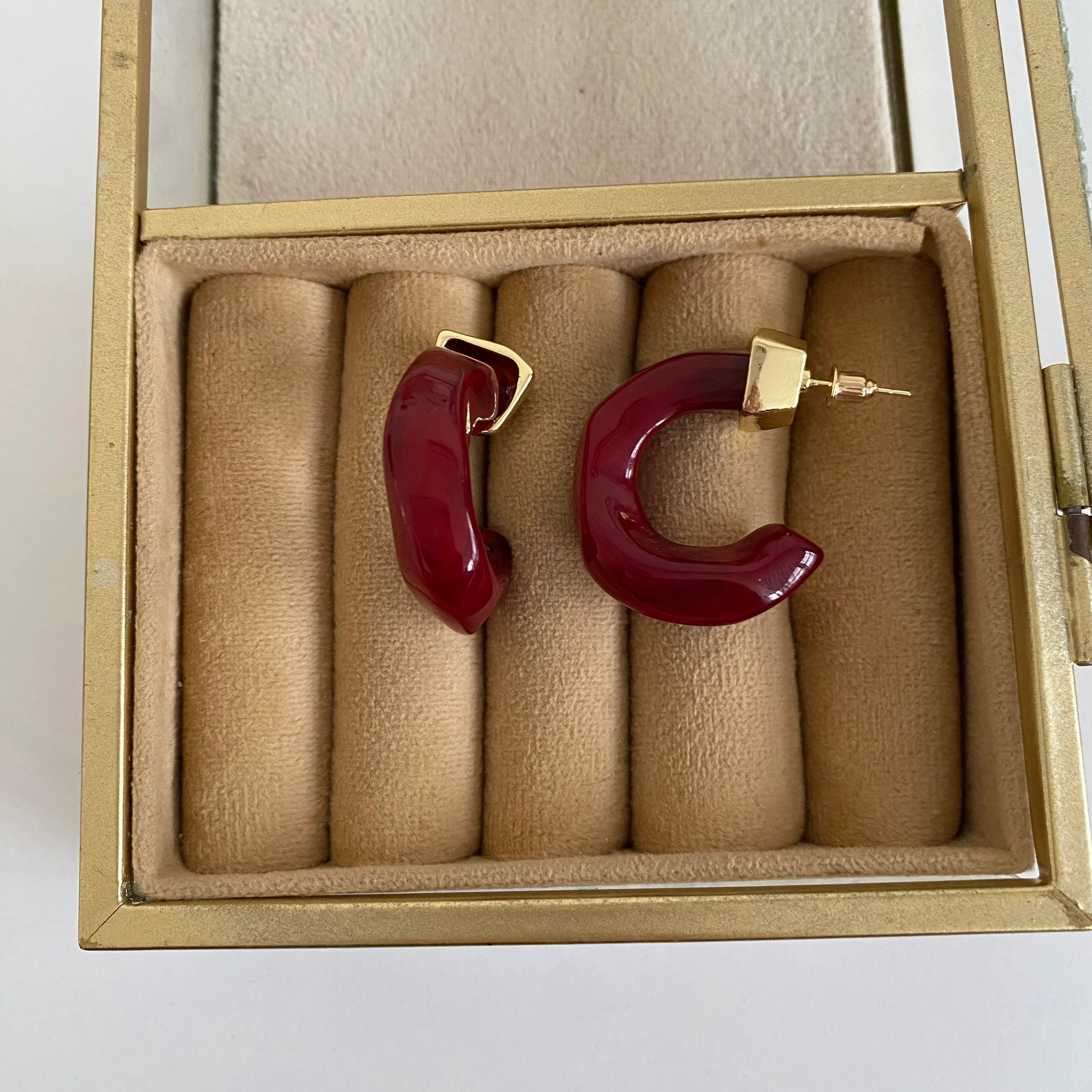 Gold Detay Bordo Taş Halka Küpe