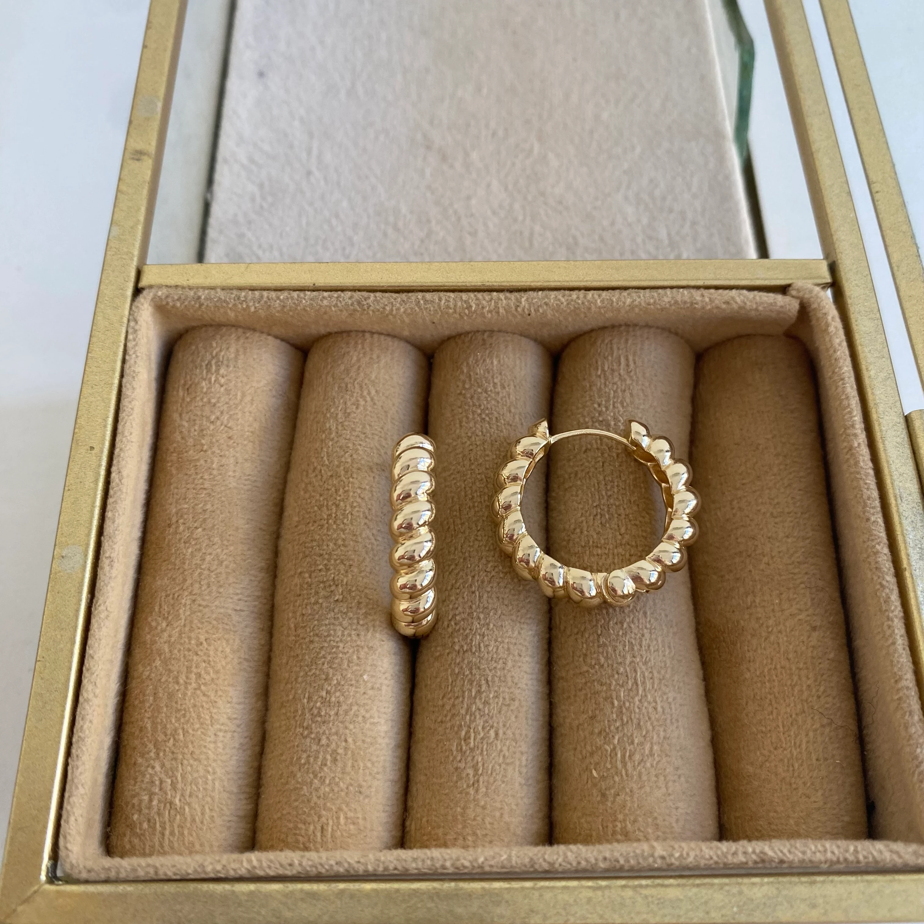 14k Gold Burgu Plaka Halka Küpe