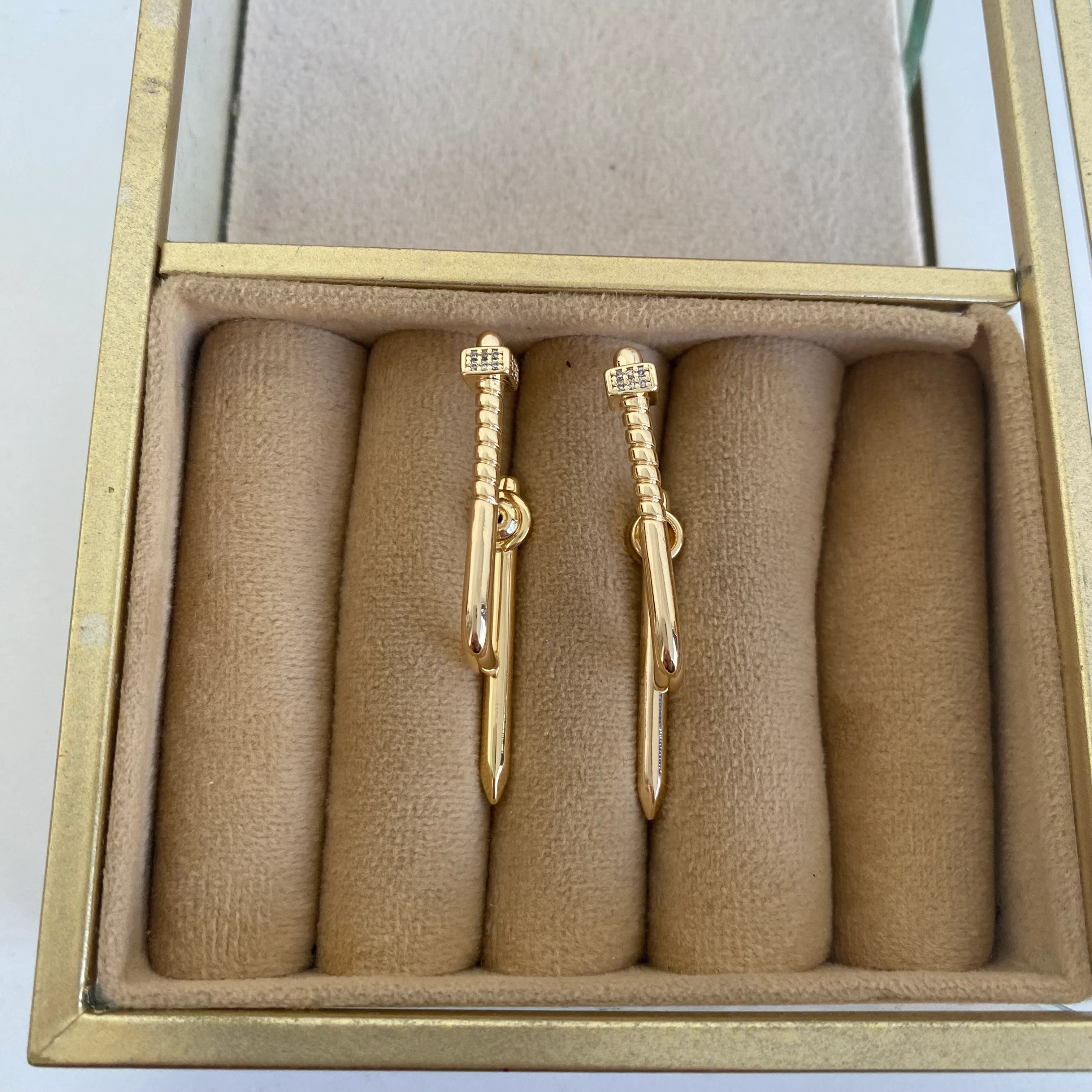 Xuping Gold Çivi Model Küpe