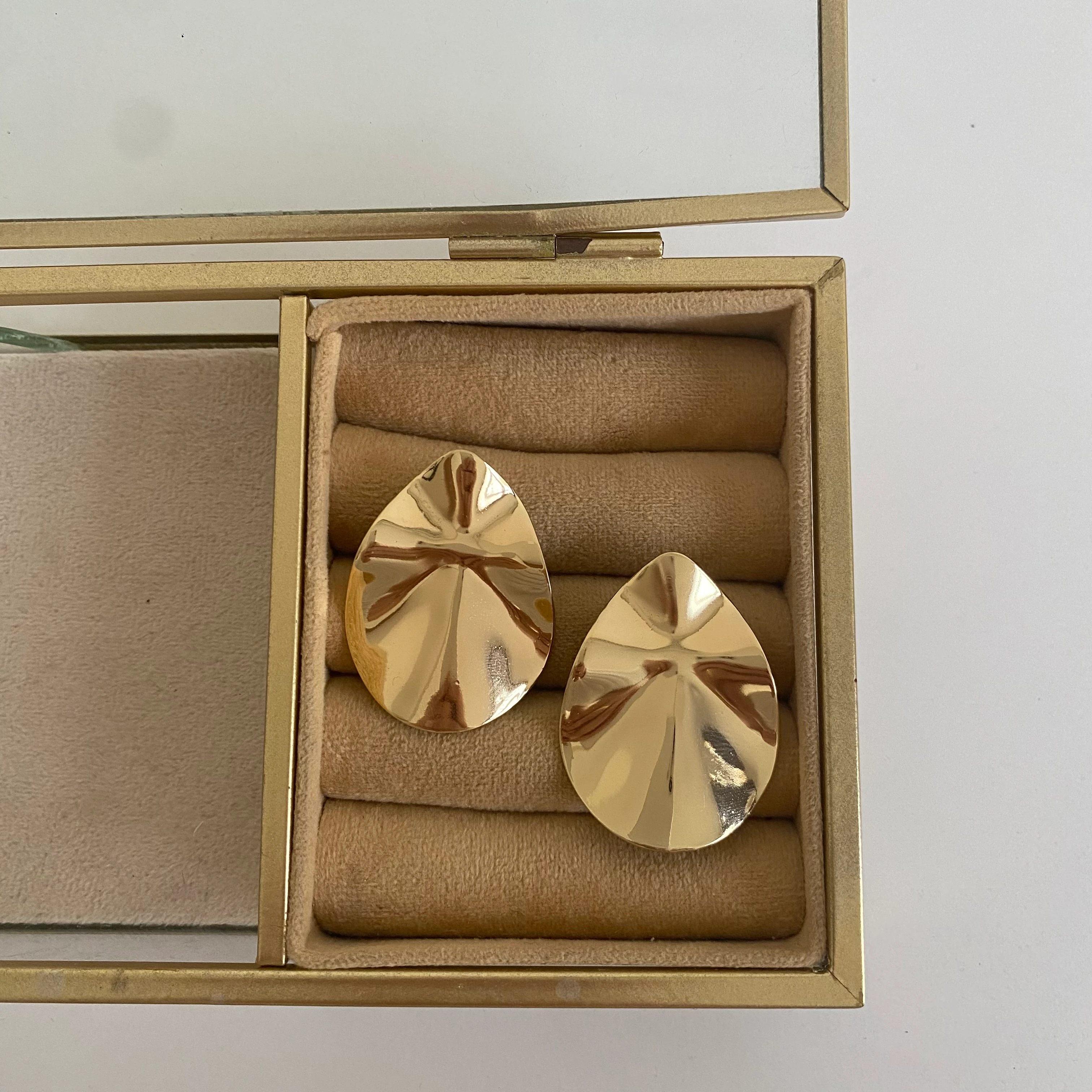 Gold Plaka Desenli Damla Küpe