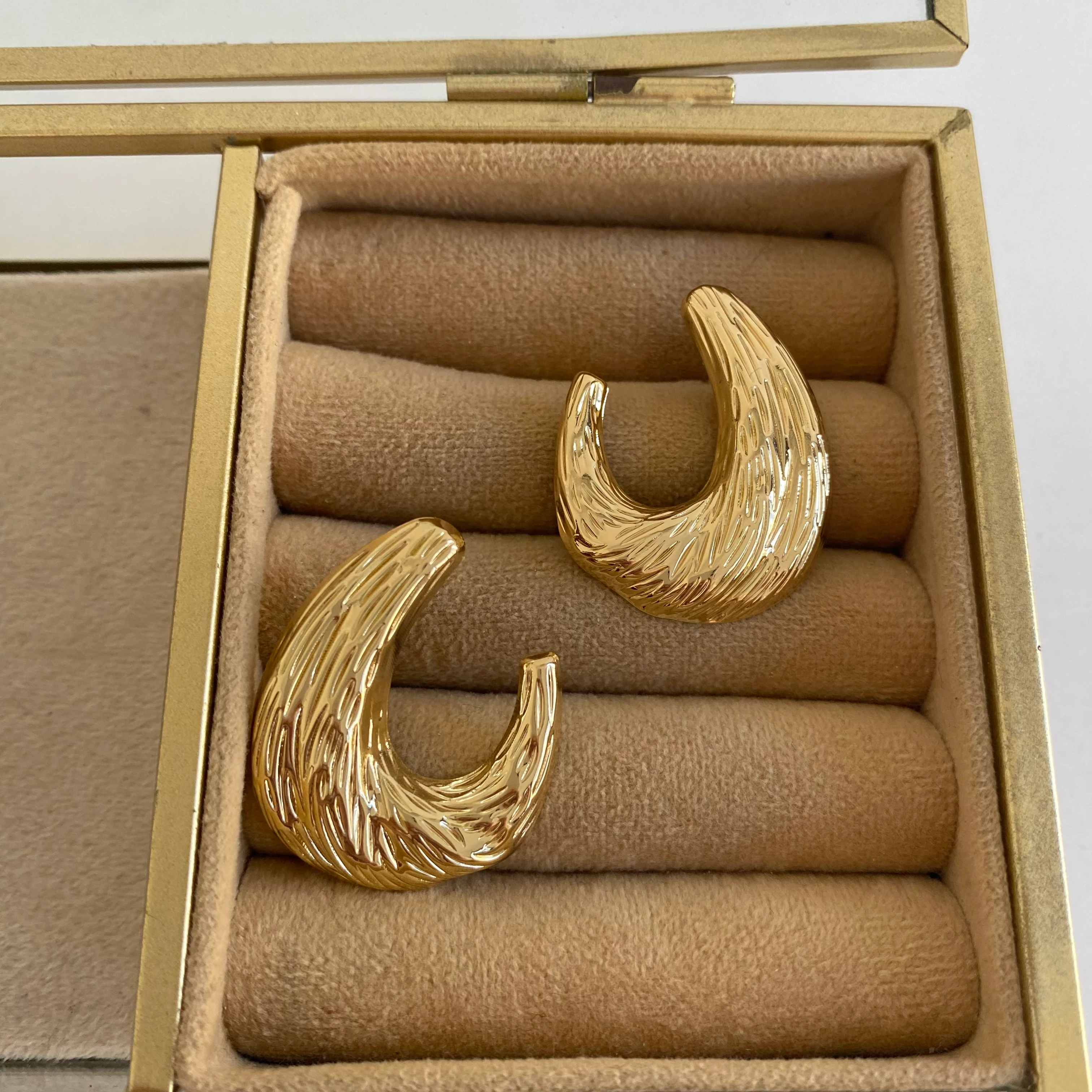 Gold Plaka Desenli Yarım Ay Küpe