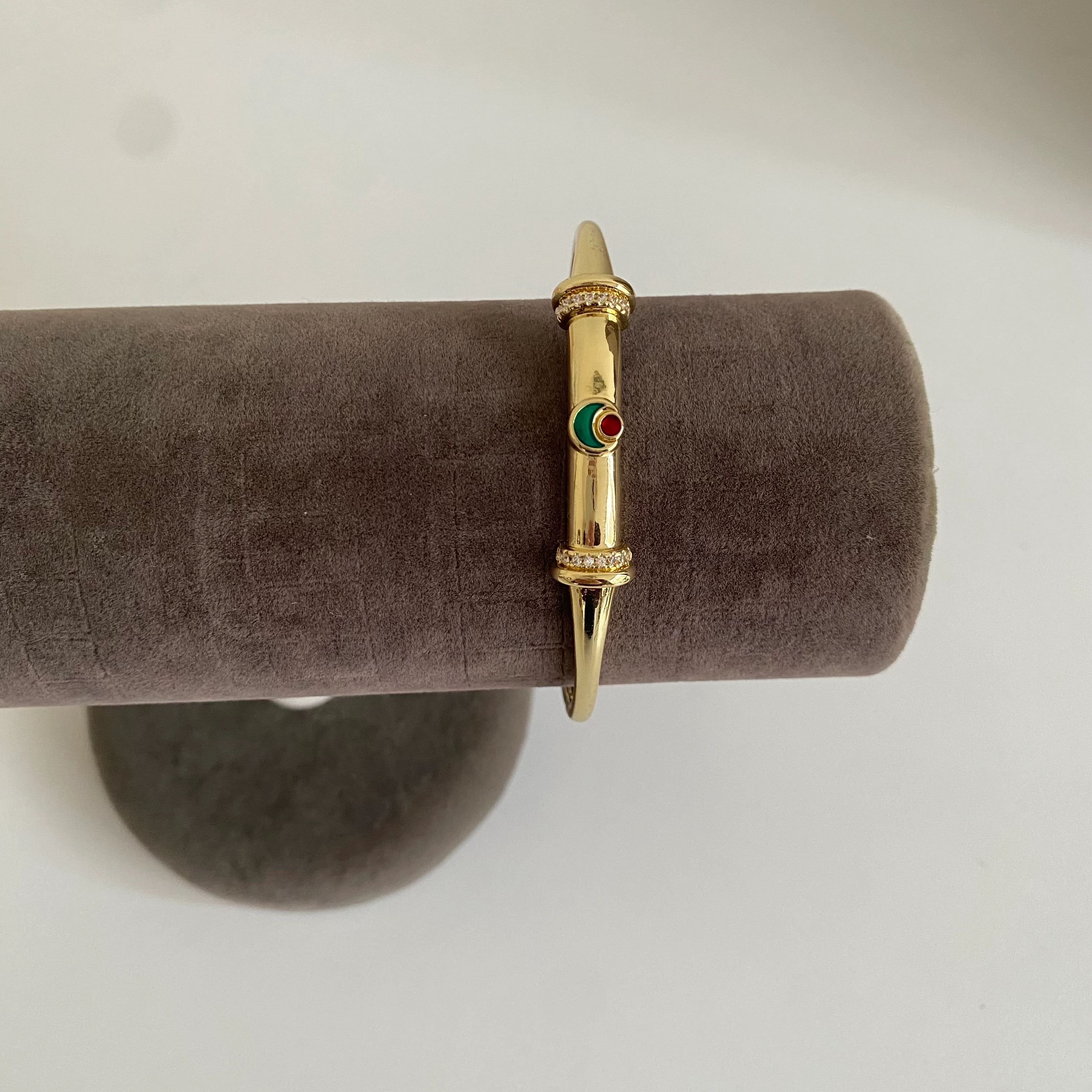 Gold Yeşil Taşlı Kelepçe Bileklik