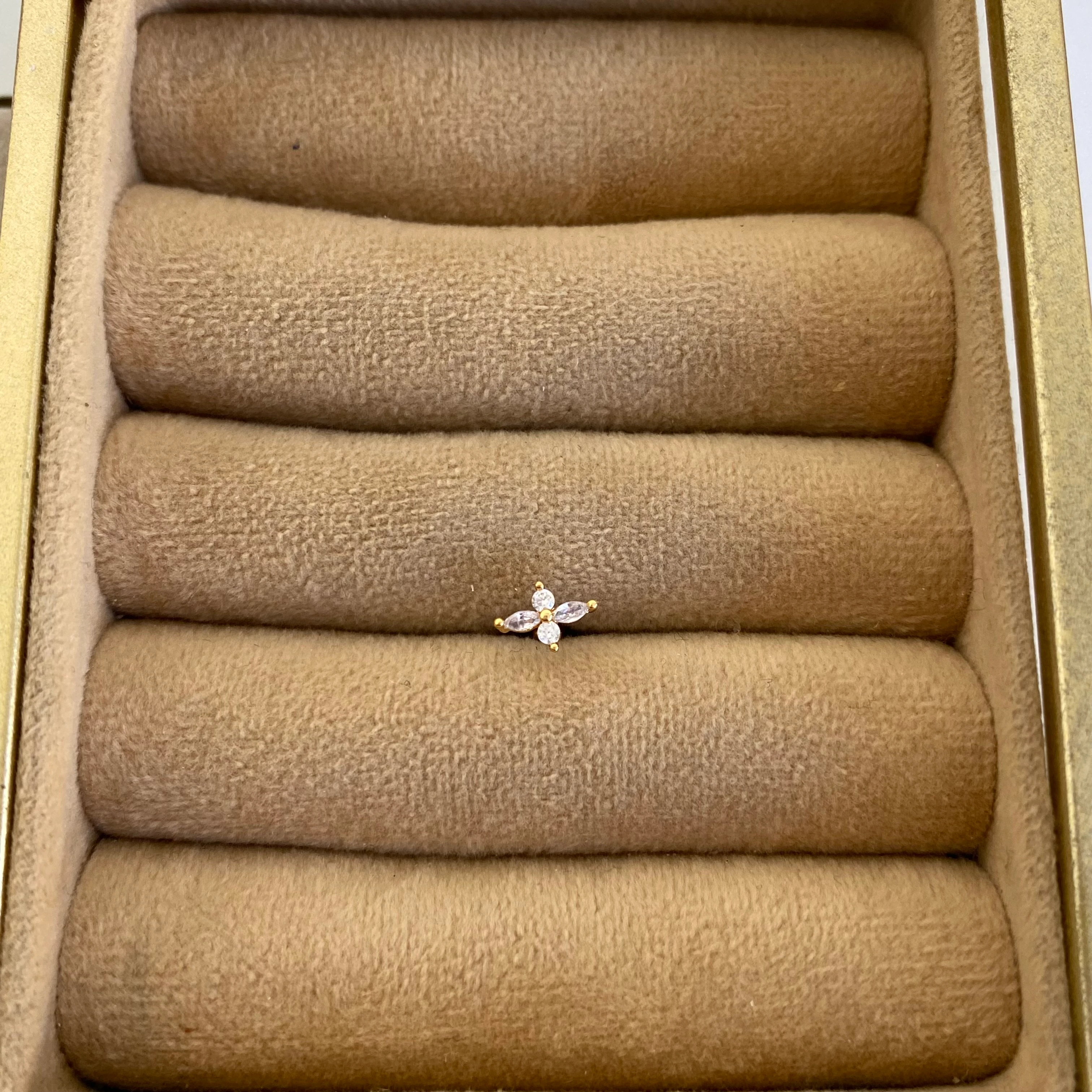 Gold Mini Taşlı Çiçek Piercing