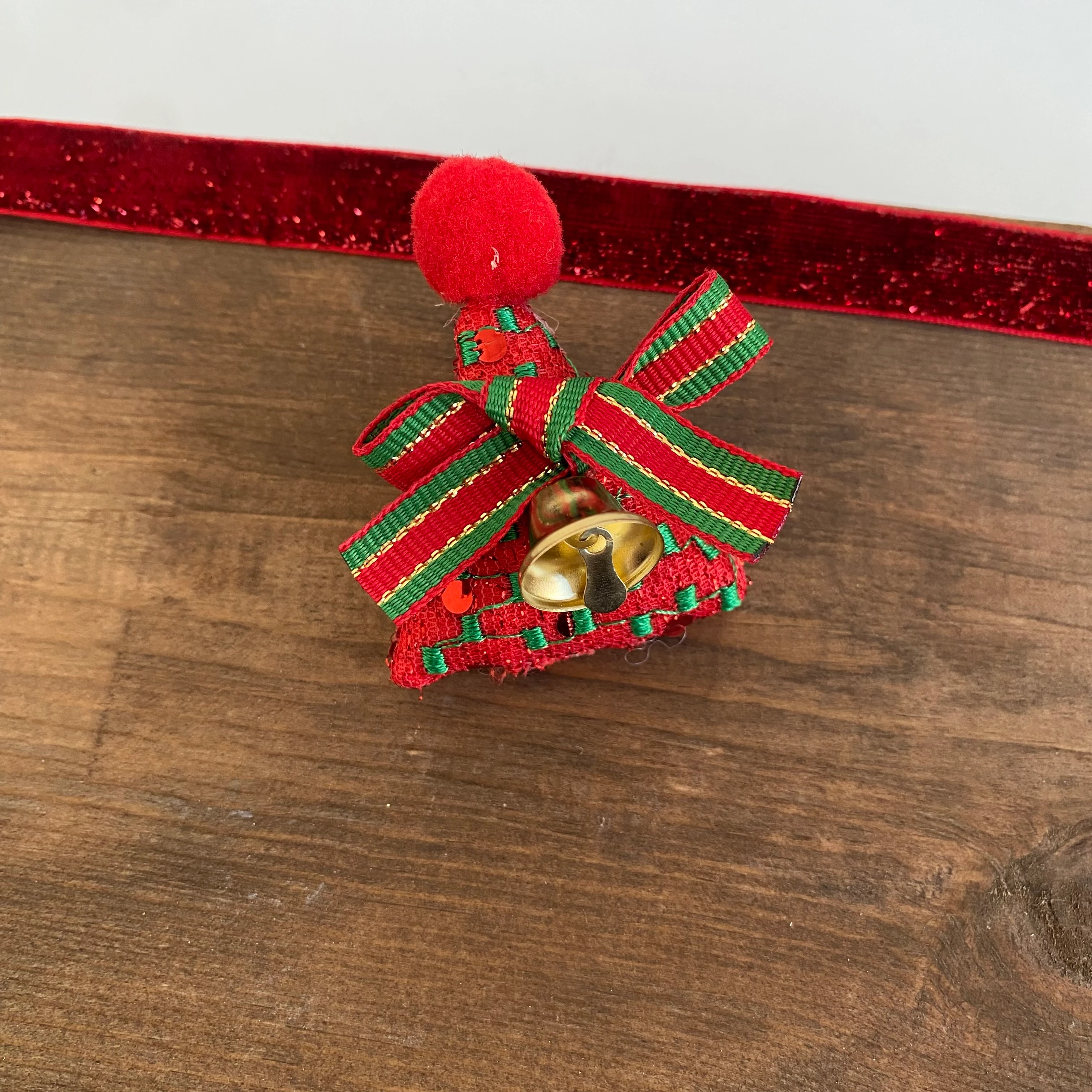 Kırmızı Şapka Fiyonk Detay Noel Broş