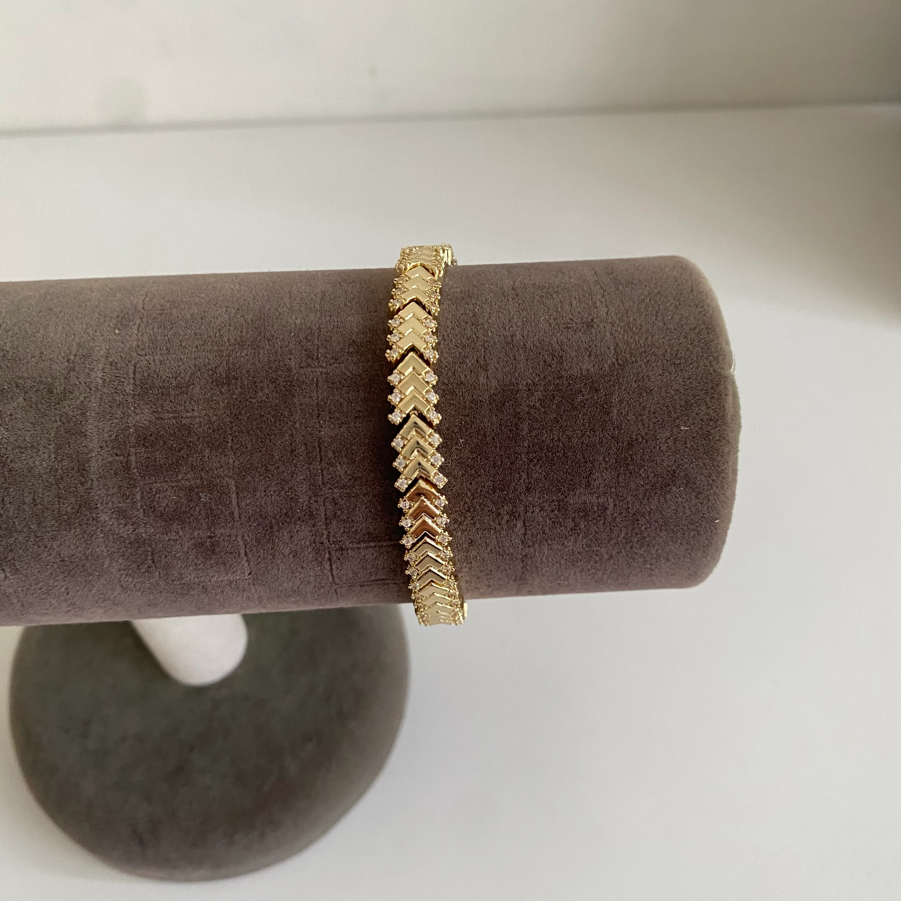 Xuping Taşlı V Gold Bileklik